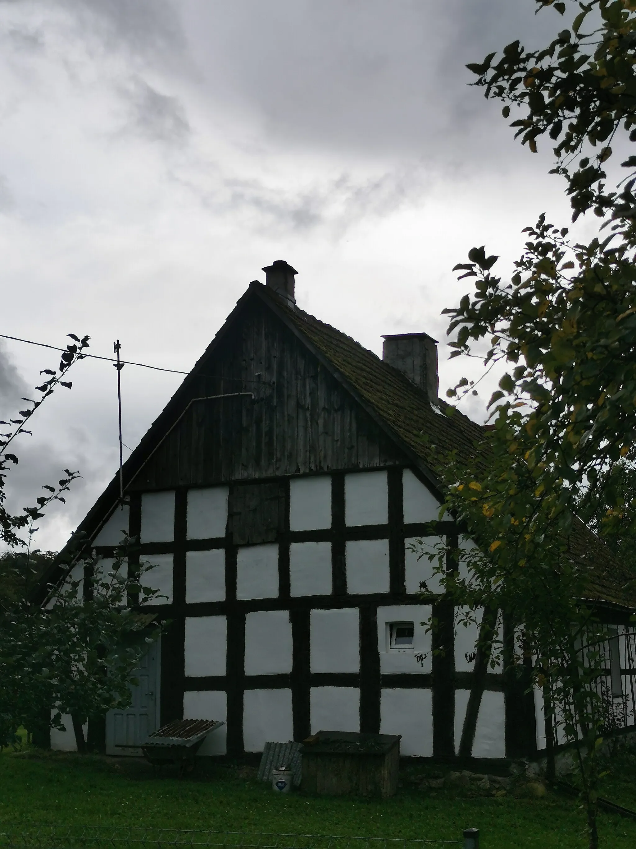 Photo showing: Zabytkowy dom szachulcowy nr 13 z 1824 i poł. XIX w., nr rej.: A-897 z 10.02.1975