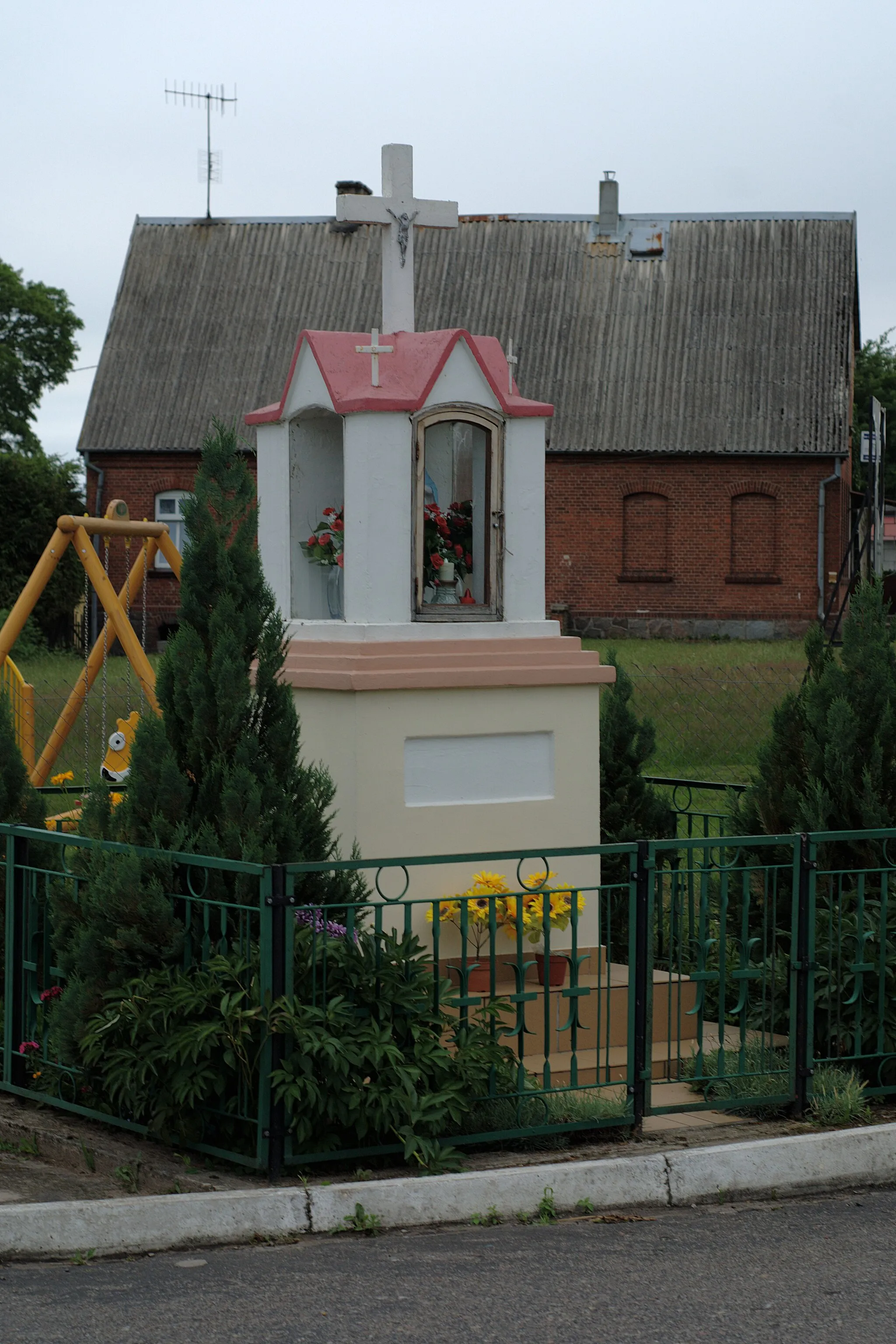 Photo showing: Klęcino, województwo pomorskie. Kapliczka przydrożna.