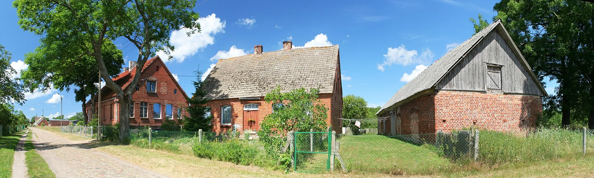 Photo showing: Buildings in Gać.