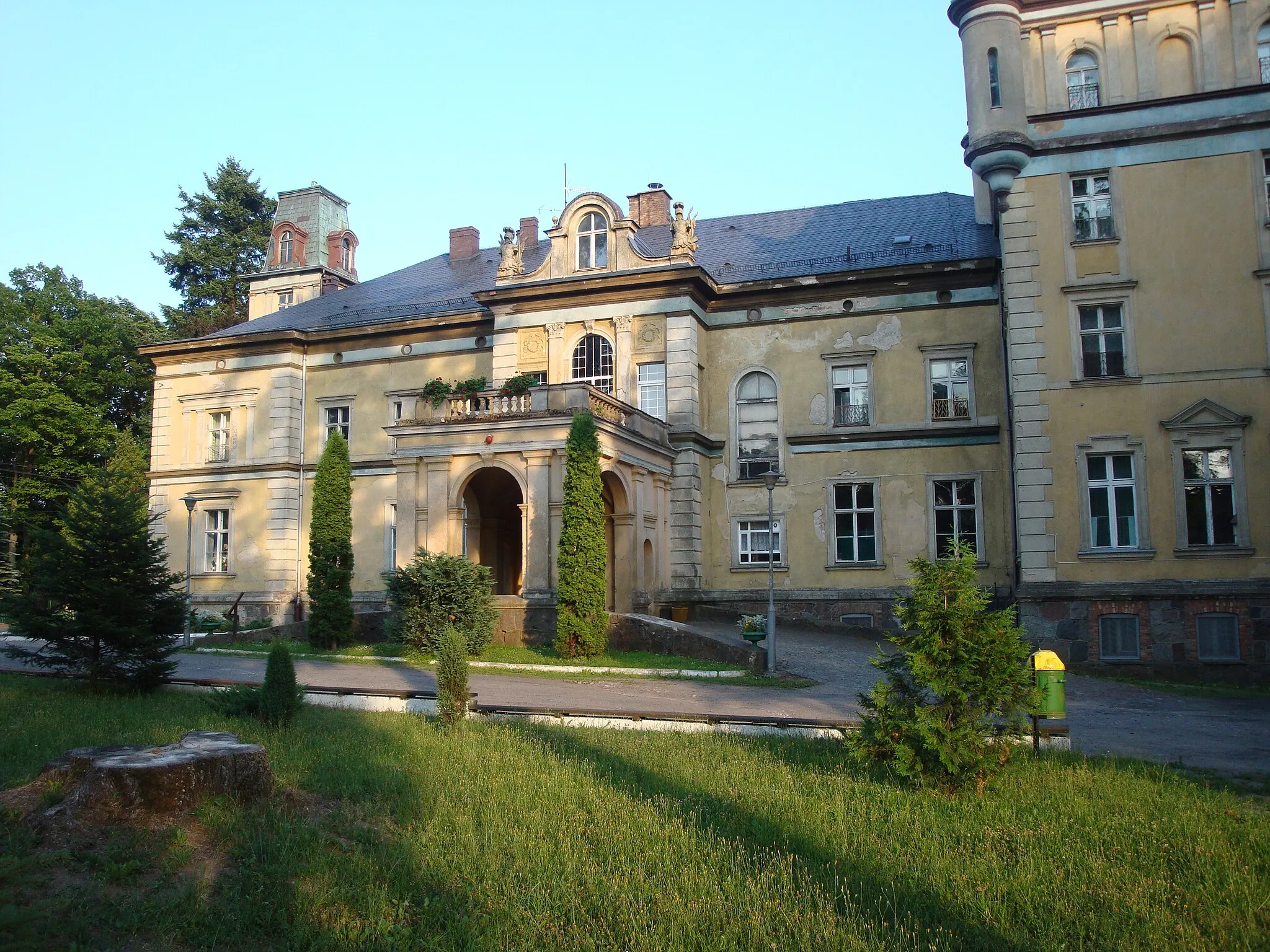Photo showing: Damnica-village in Słupsk County, Poland. Palace, presently school