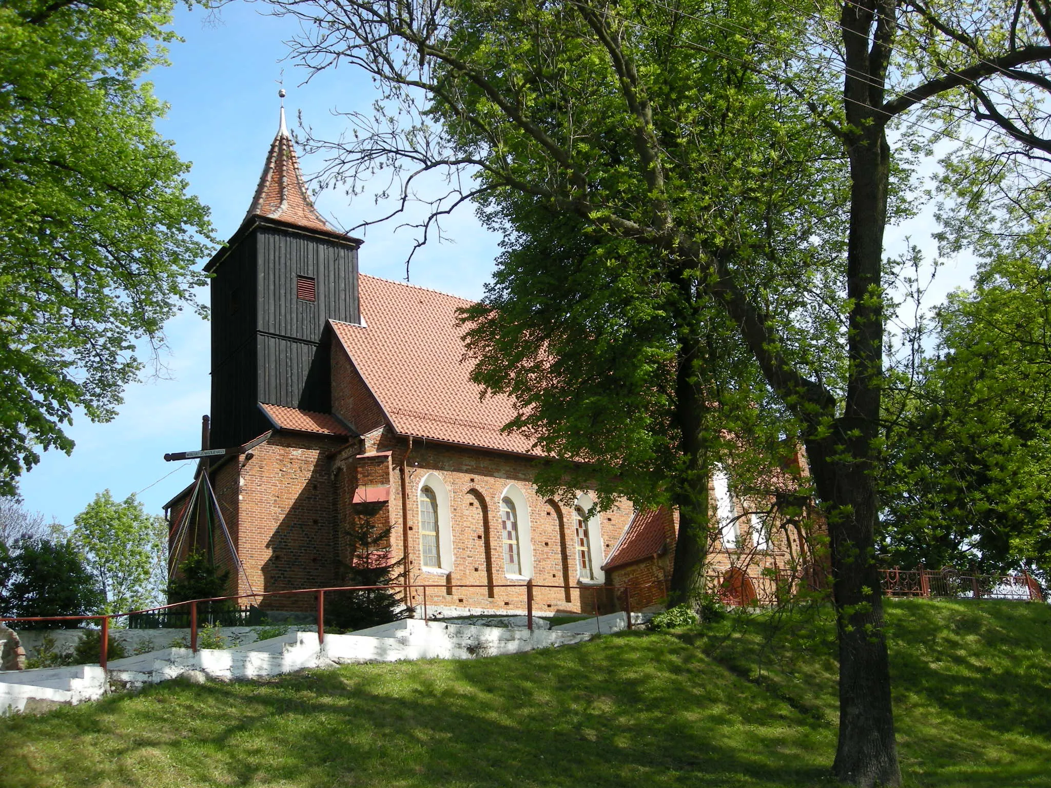 Photo showing: The church in Czarne Dolne, Poland.