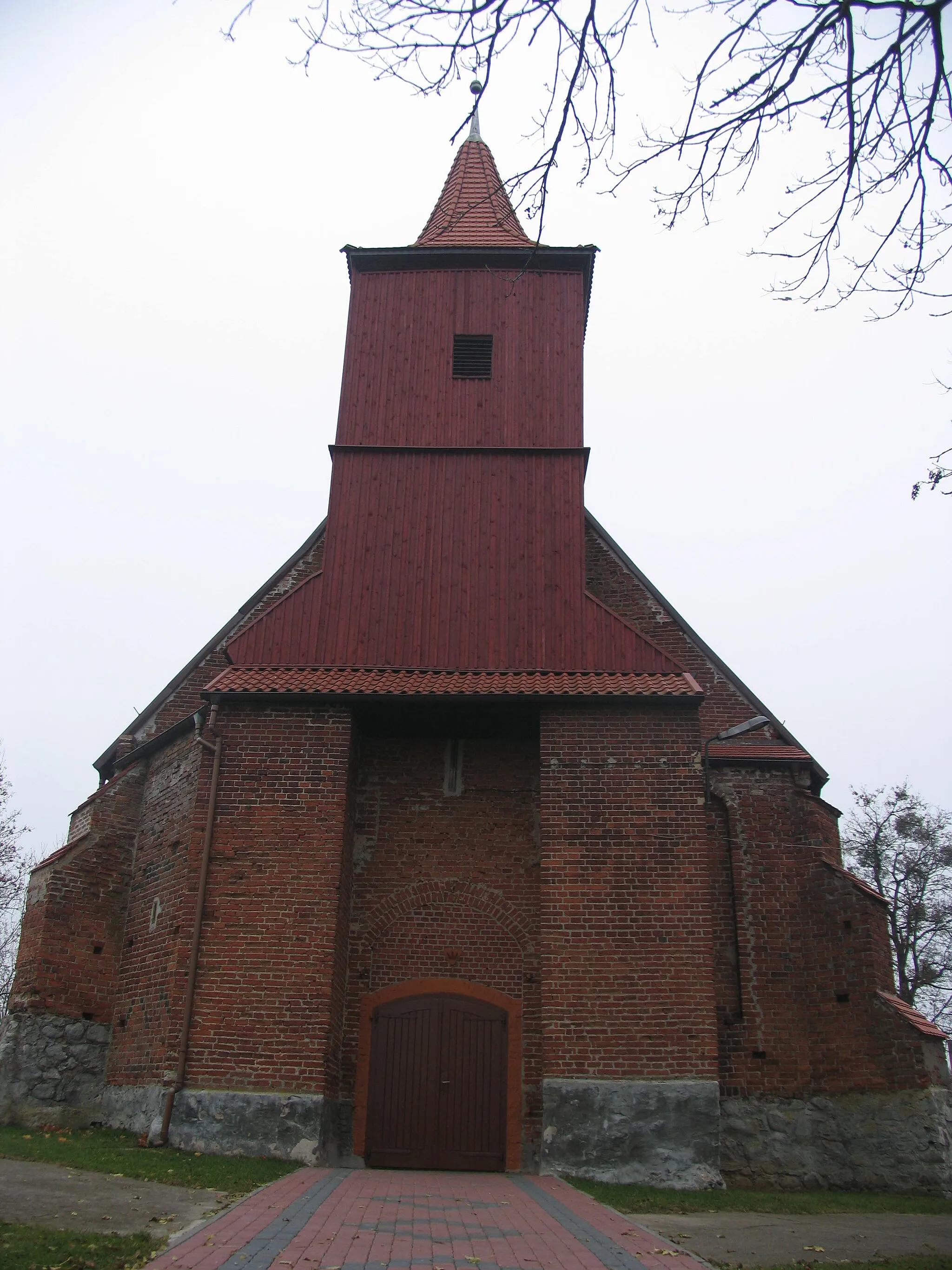 Photo showing: Czarne Dolne - rzymskokatolicki kościół parafialny p.w. MB Różańcowej (gotycki, ceglany, zbudowany ok. 1320 r., przebud. w 1719 r., drewniana wieża frontowa z XIX w.)