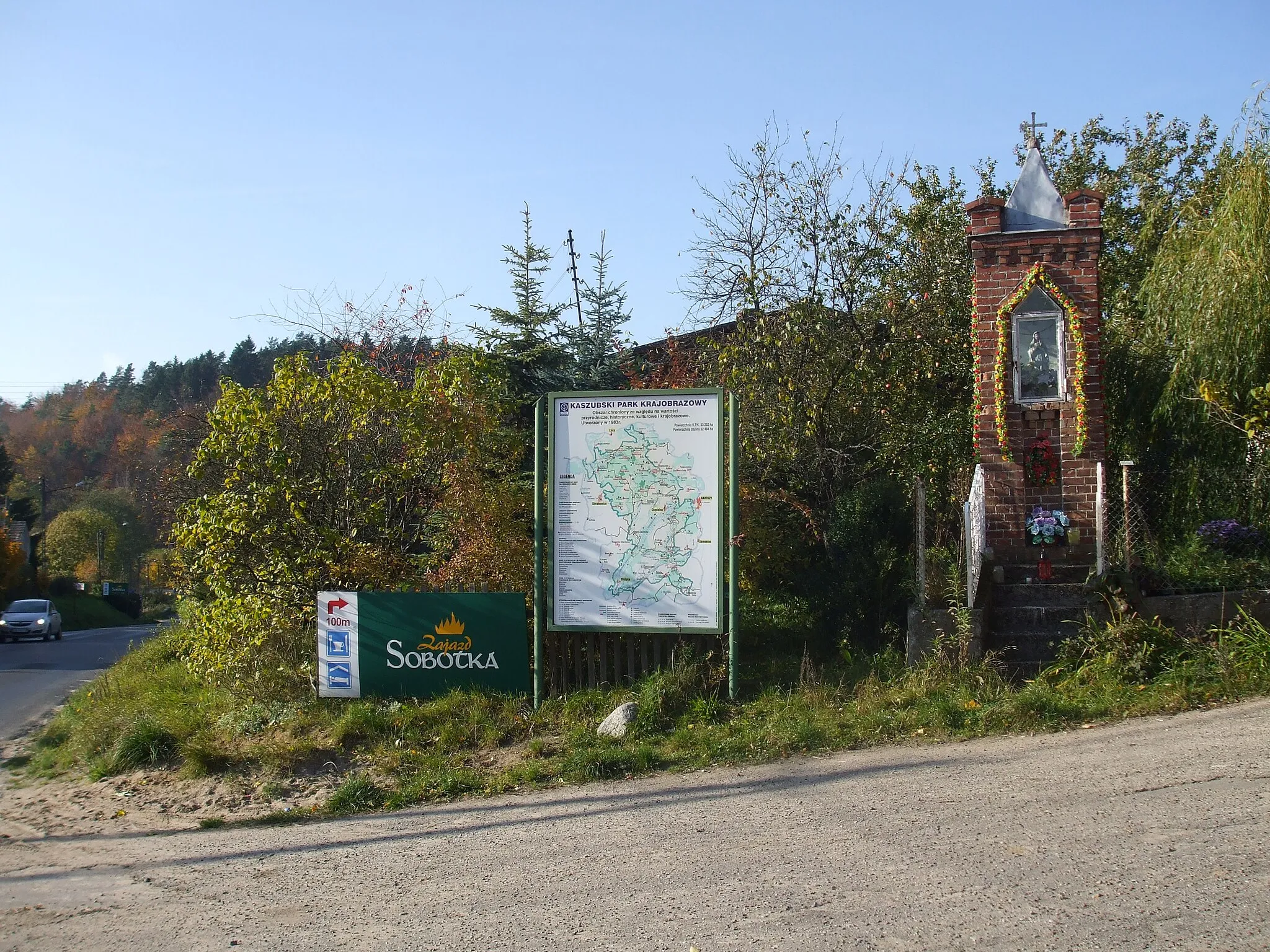 Photo showing: Przydrożna kapliczka w Ręboszewie.