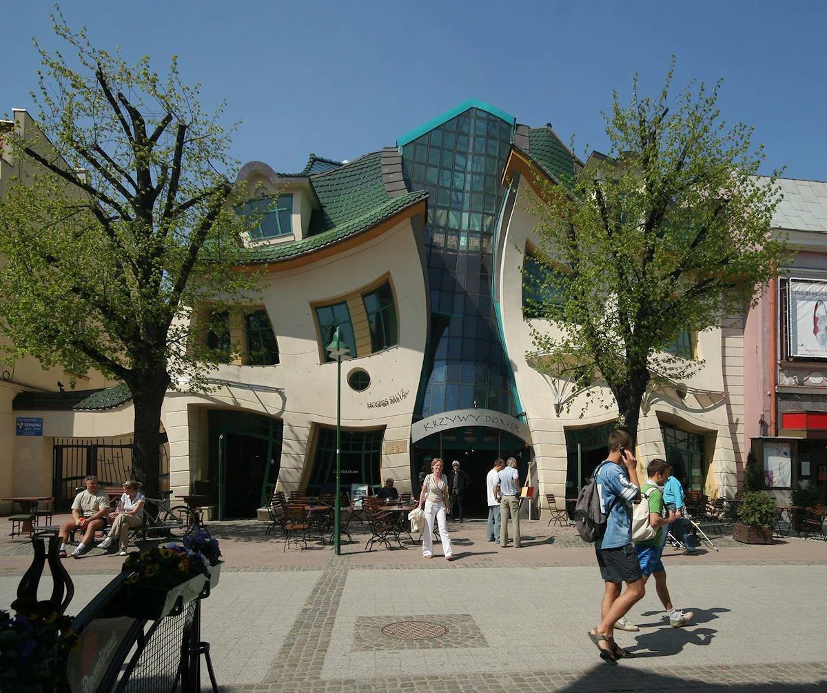 Photo showing: Krzywy Domek mieści m.in. restaurację, tych innych niestety nie zapamiętałam. Ale można tam wejść.