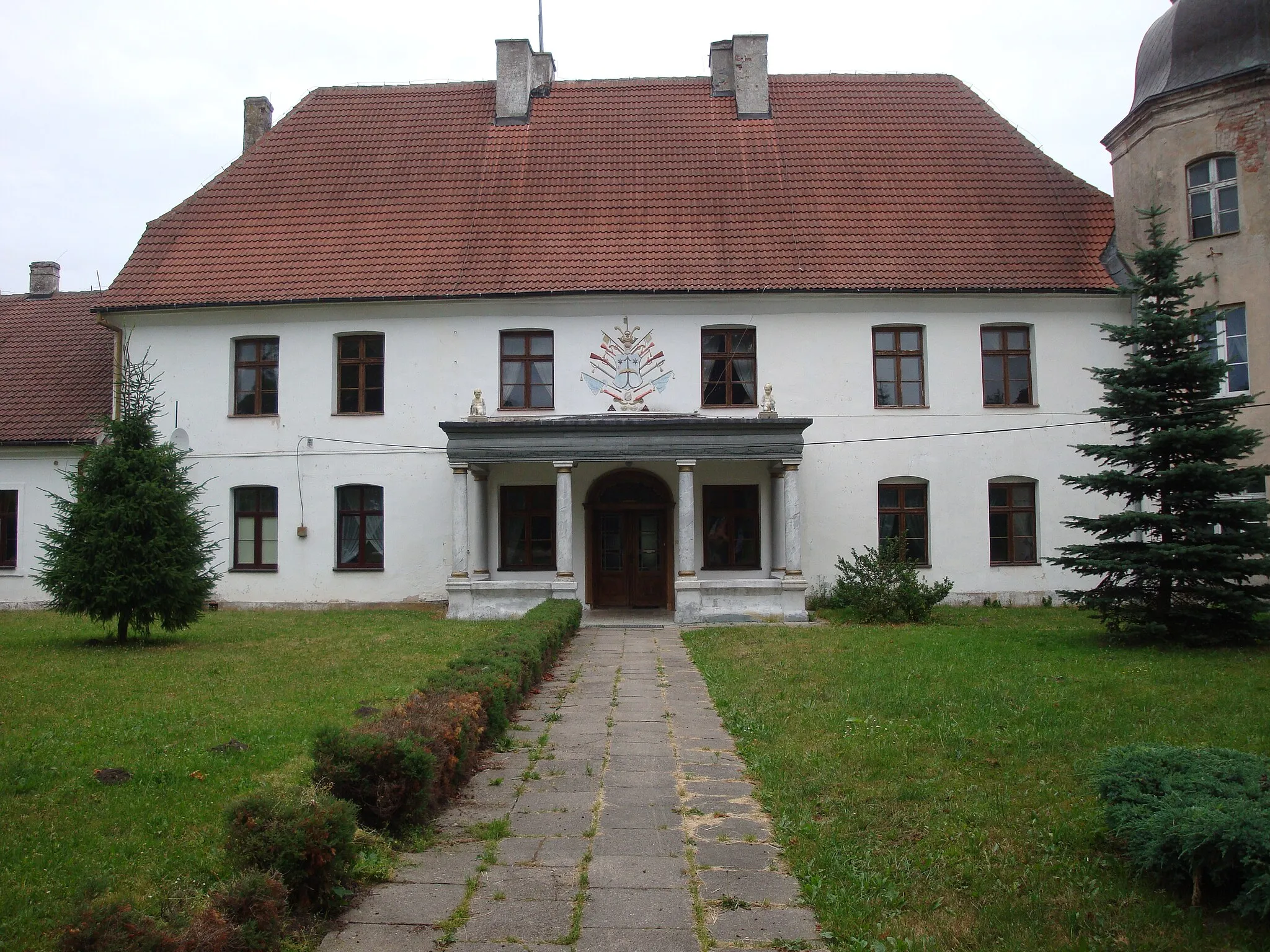 Photo showing: Charbrowo-village in Gmina Wicko, Poland. Manor house