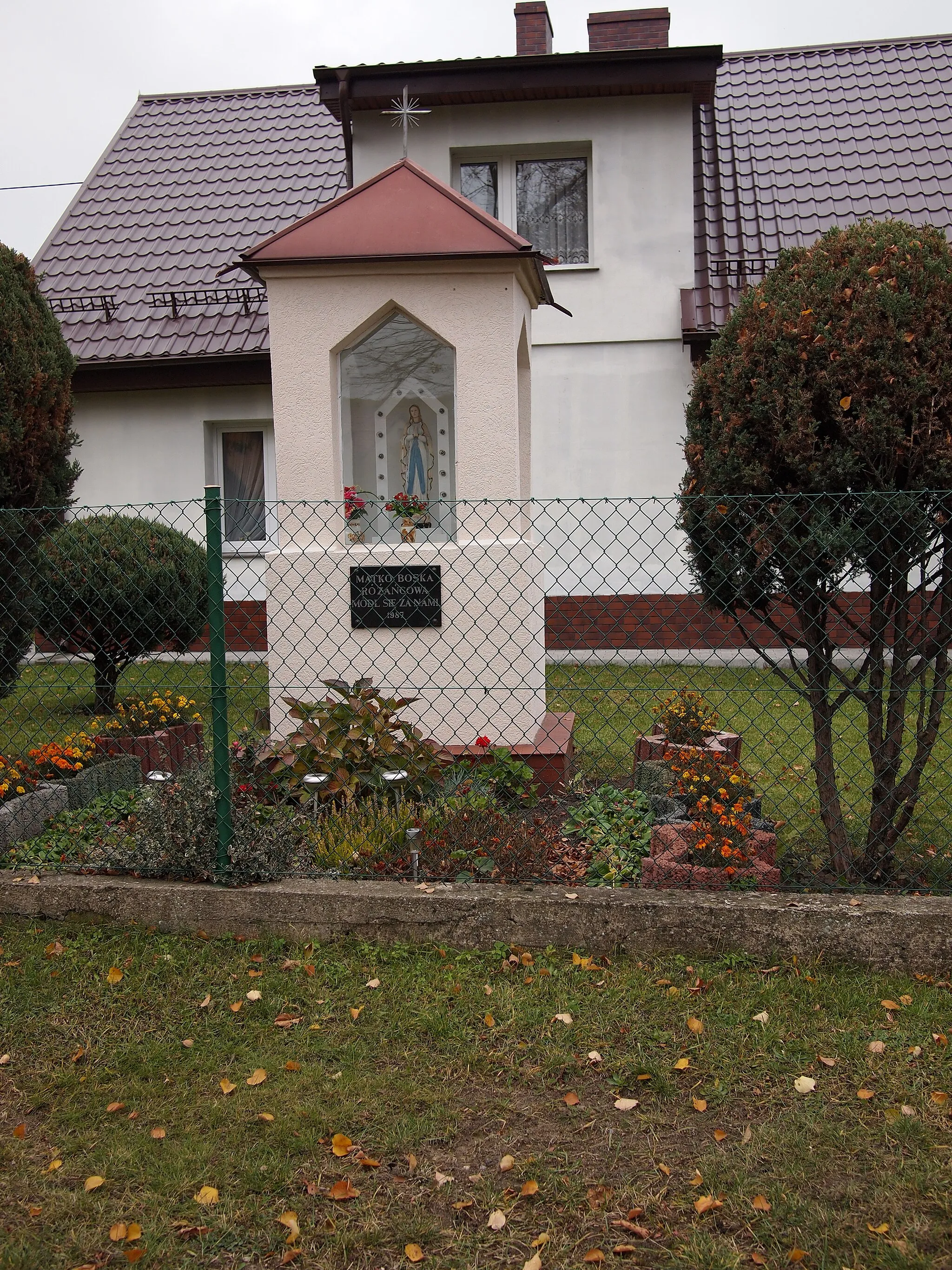 Photo showing: Wejherowo, ul. Sucharskiego - kapliczka przydrożna