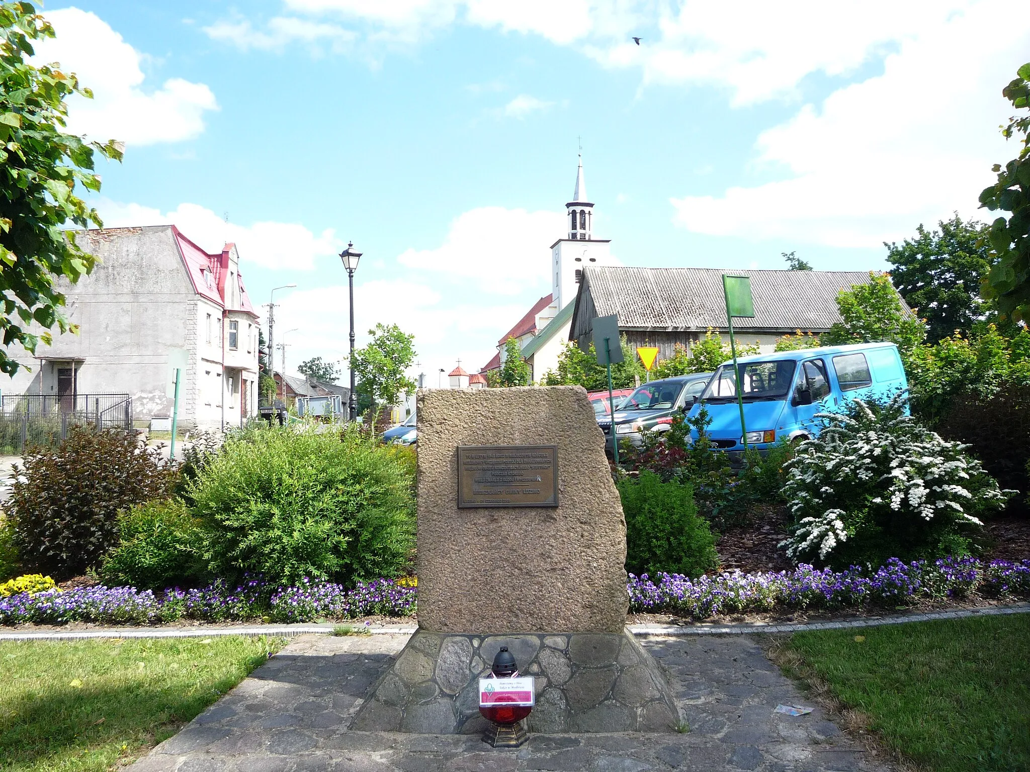 Photo showing: Memorial place "Memory of the "Death march" KL Stutthof victims" ("Pamięci Ofiar "Marszu Śmierci" KL Stutthof") situated on Saint Joseph Square (Plac świętego Józefa) in Luzino