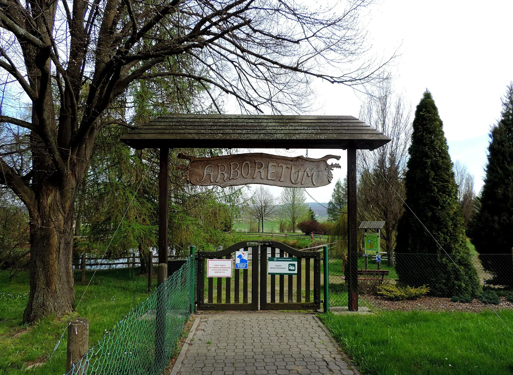 Photo showing: Arboretum of Strzebielino Forest headquarter in Luzino (N Poland)