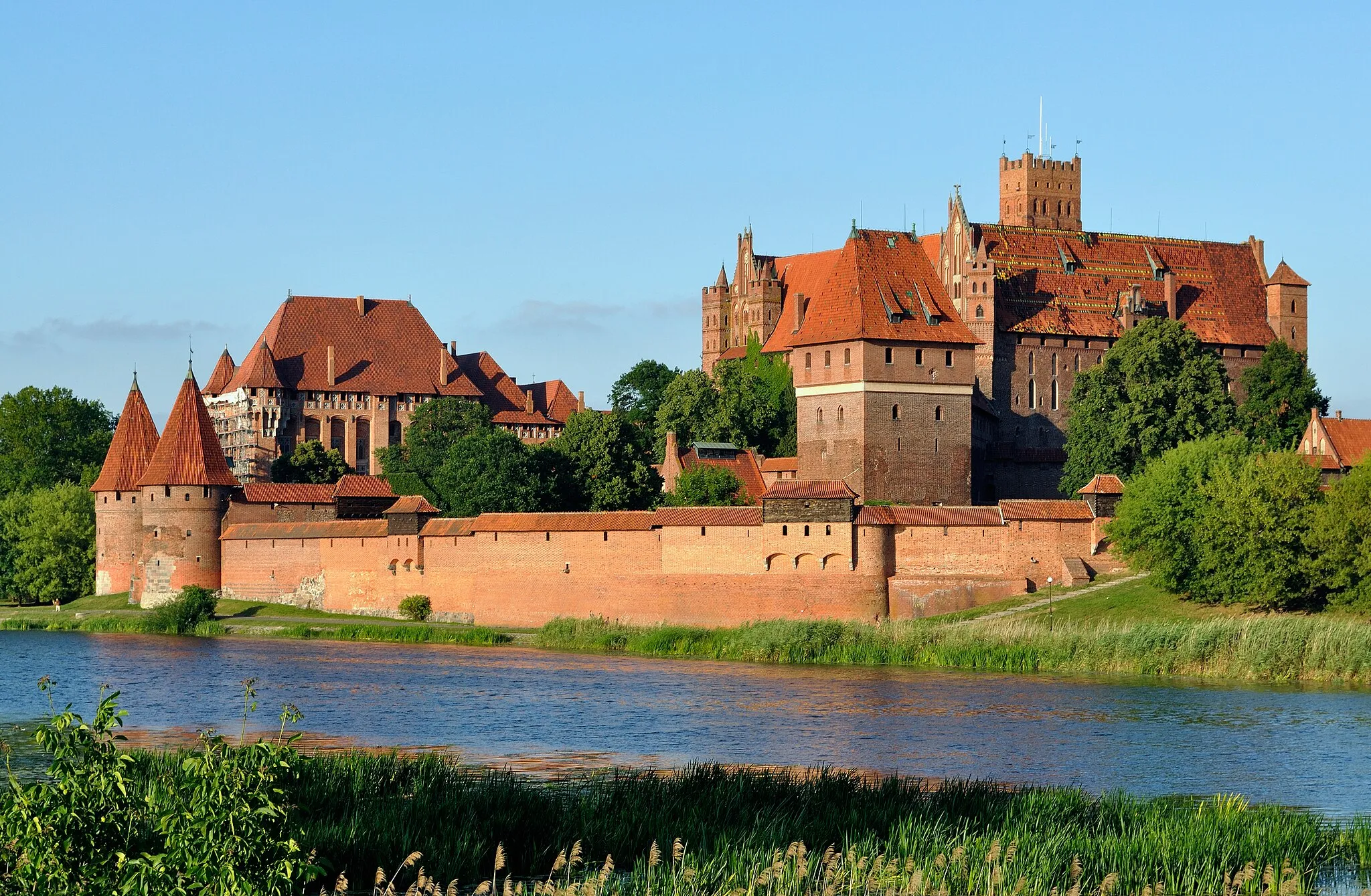 Photo showing: Picture taken in Malbork after Wikimania 2010 conference. Panorama of Malbork Castle, Żuławy region, Poland.