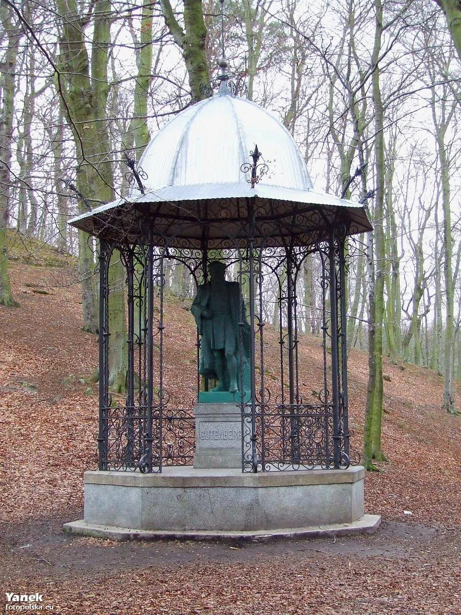 Photo showing: Altana z figurą Gutenberga.
