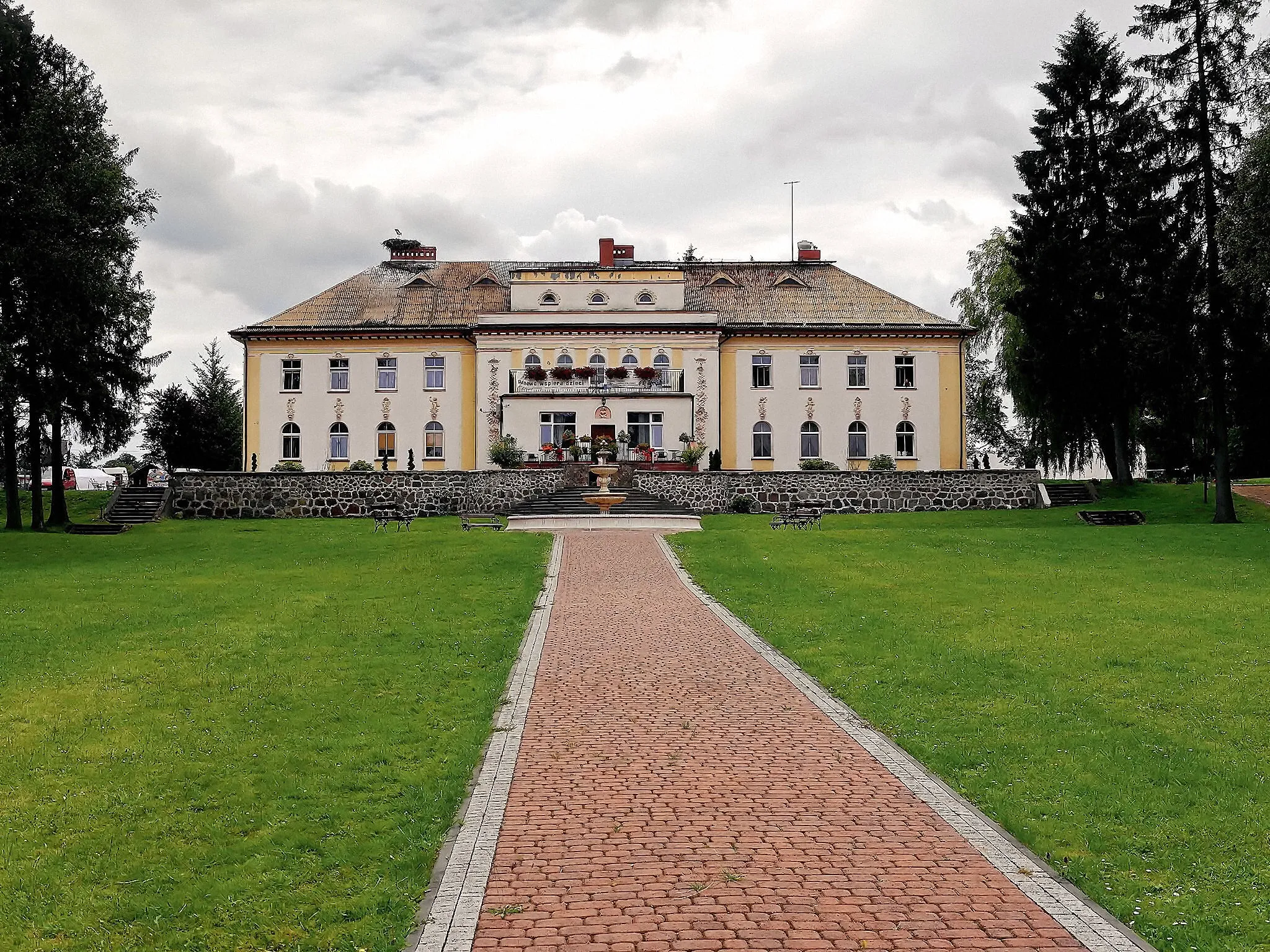 Photo showing: Pałac pod bocianim gniazdem w Runowie