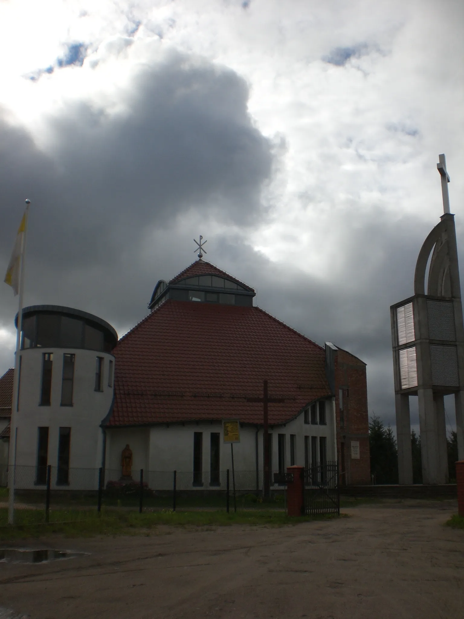 Photo showing: Mosty - kościół św. Brata Alberta Chmielowskiego
Mosty, powiat lęborski