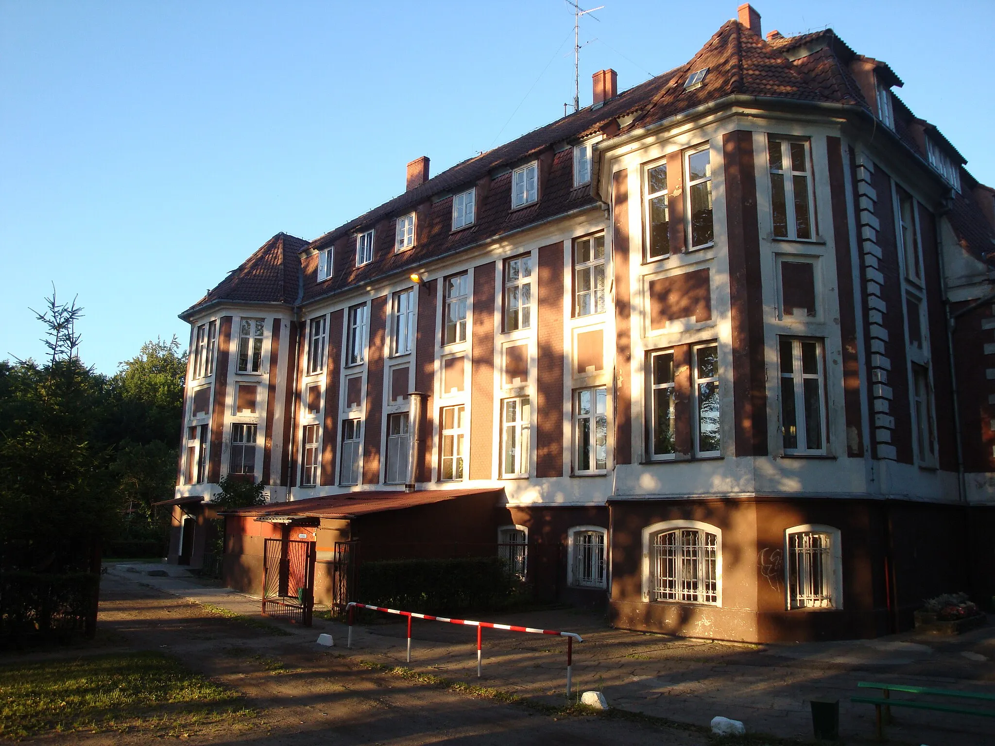 Photo showing: Pobłocie-village in Pomeranian Voivodeship, Poland. School