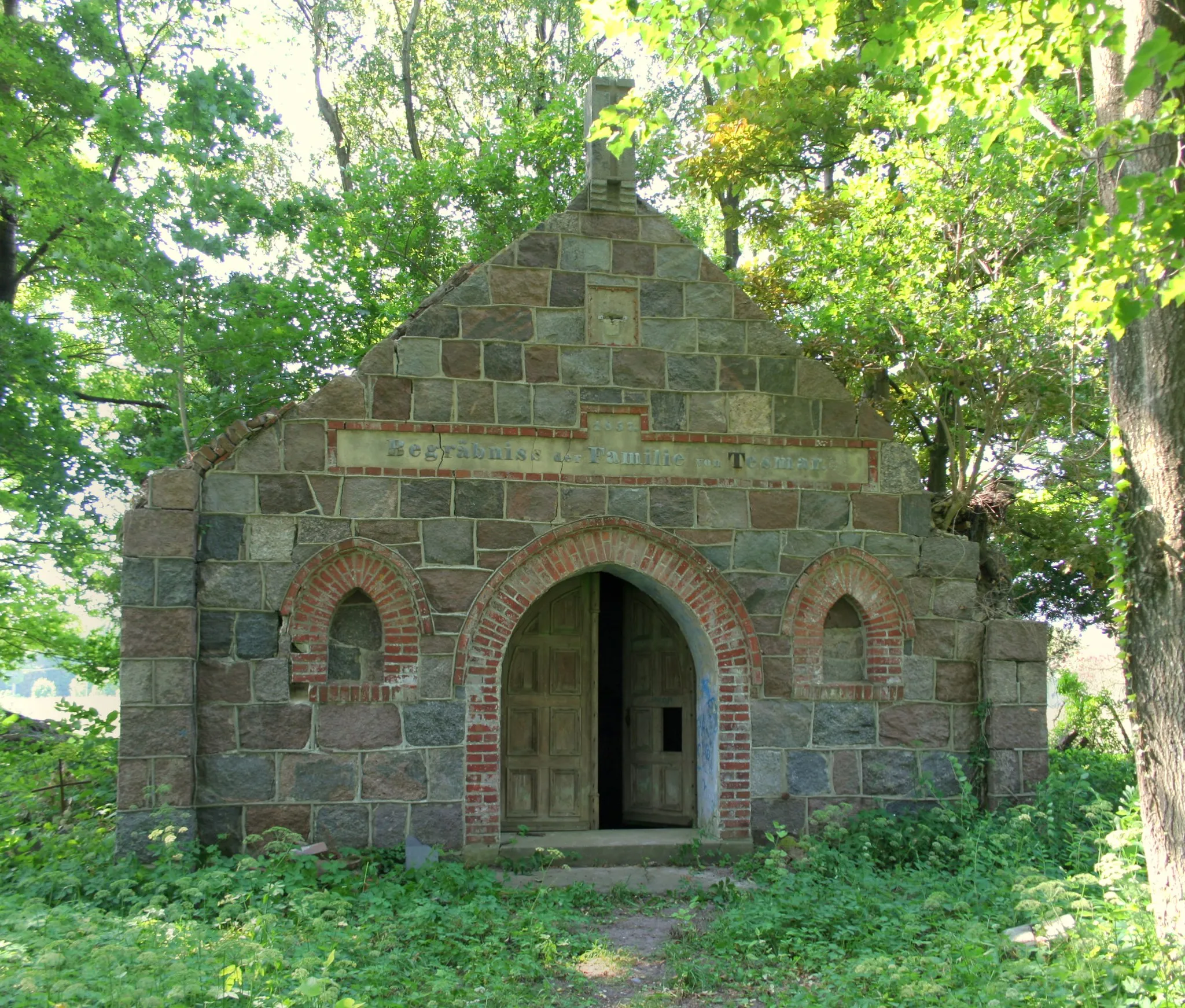 Photo showing: Tomb of family von Tessmar in Borkowo Lęborskie.