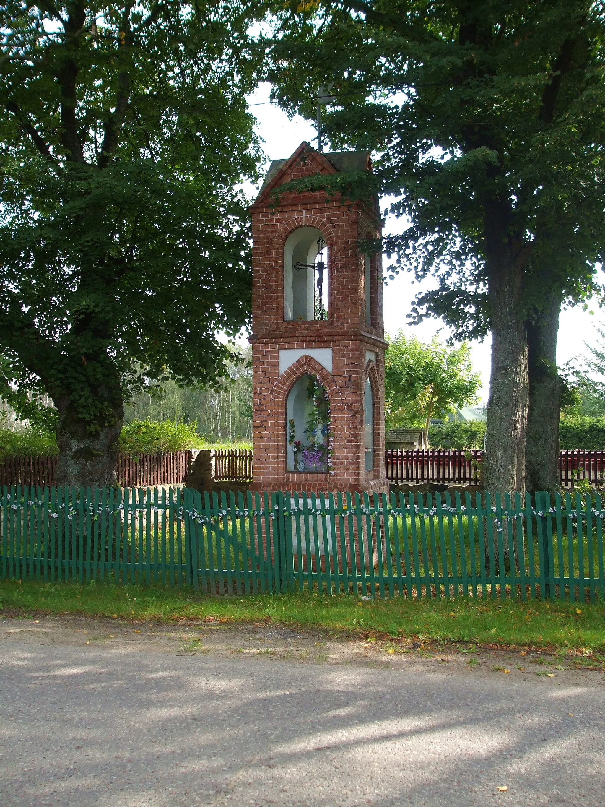 Photo showing: Karczemki (wieś w gminie Szemud), kapliczka.