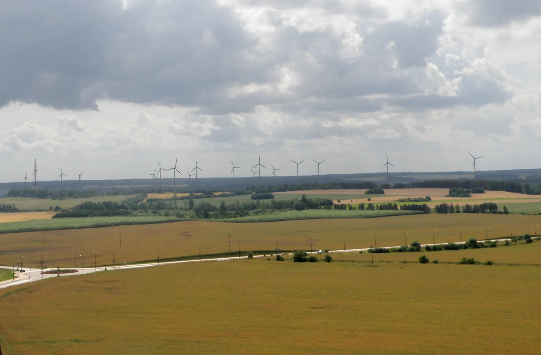 Photo showing: Farma wiatrowa w Lisewie - widok z Kaszubskiego Oka