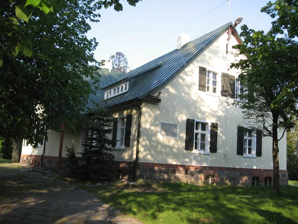 Photo showing: Dworek w Dąbrówce Wielkiej w 2011 roku. Obecnie mieści się w nim tzw "dom starości i opieki".