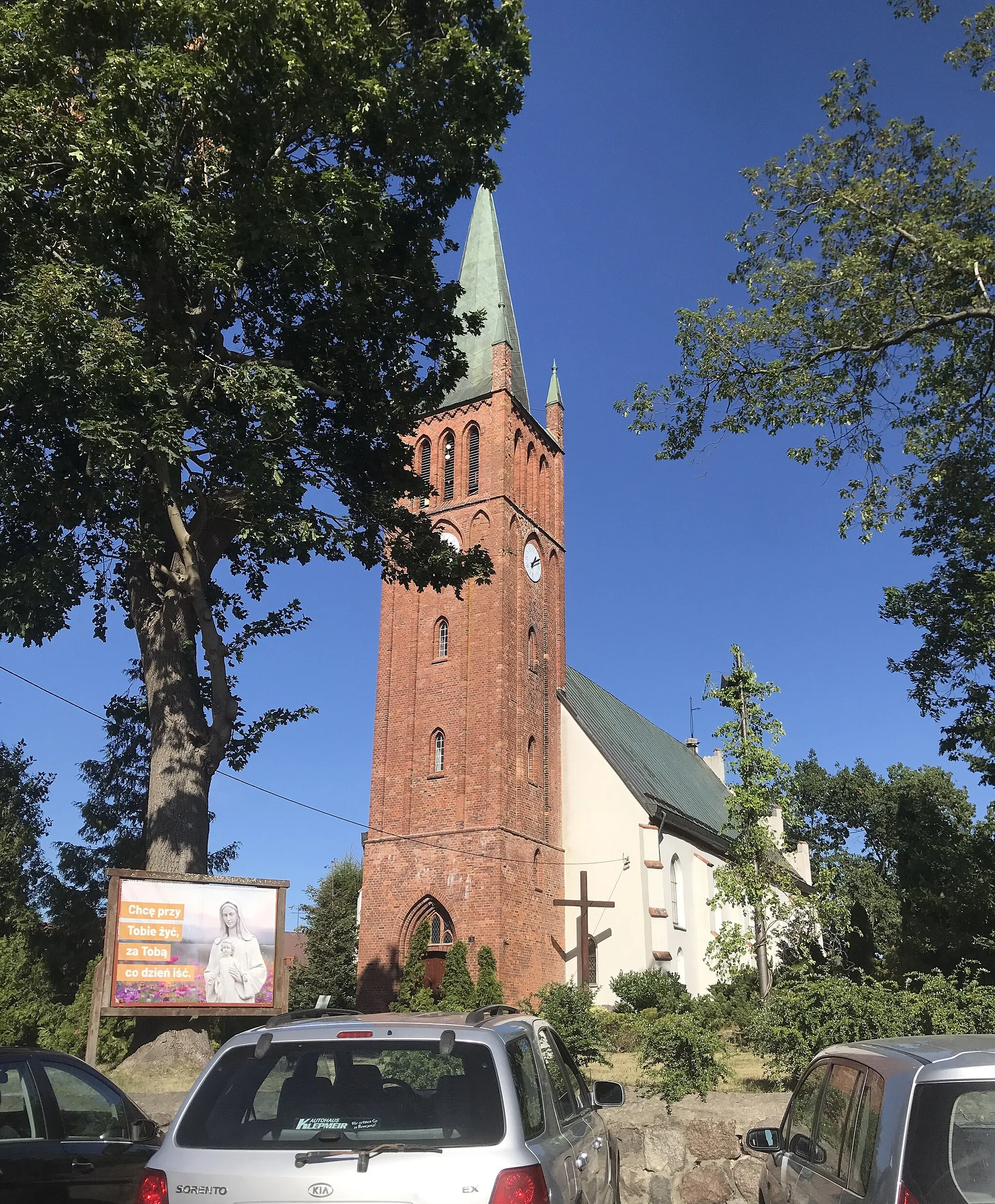 Photo showing: Kościół w Gardnie Wielkiej uchwycony z uliczki obok.