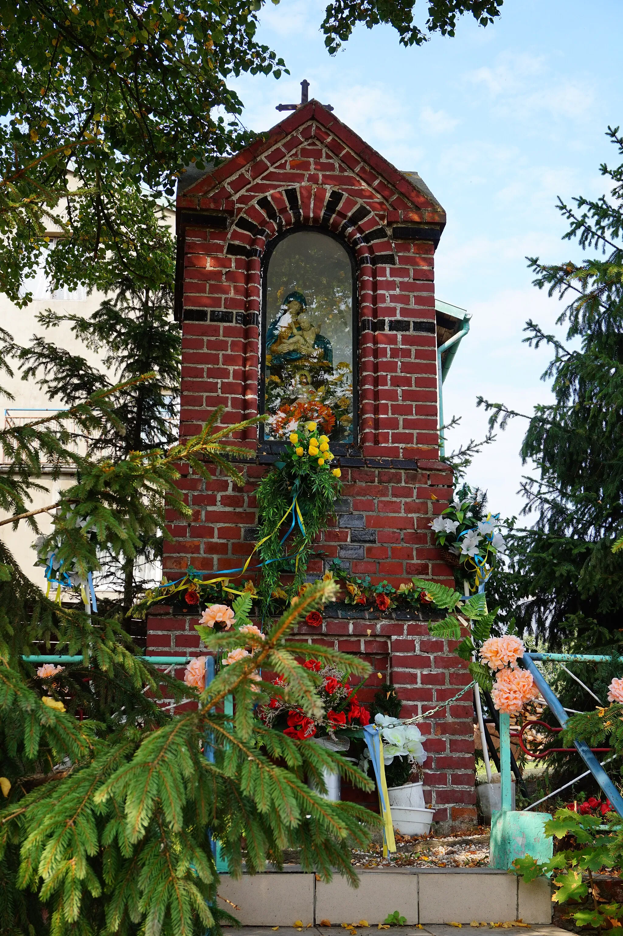 Photo showing: Kapliczka we wsi Dąbrówka Tczewska, wjazd od strony wsi Zajączkowo