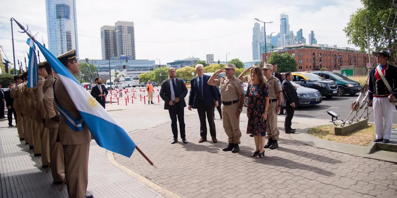 Photo showing: La Ministra de Seguridad de la Nación, Sabina Frederic, junto al jefe y al sub jefe de la Prefectura Naval Argentina, Eduardo Scarzello y Hugo Ilacqua, recorrió hoy áreas estratégicas del Edificio Guardacostas, ubicado en el barrio porteño de Puerto Madero.
Durante la visita, la funcionaria nacional estuvo acompañada por Cecilia Rodríguez, Gabriel Fuks y Eduardo Villalba.