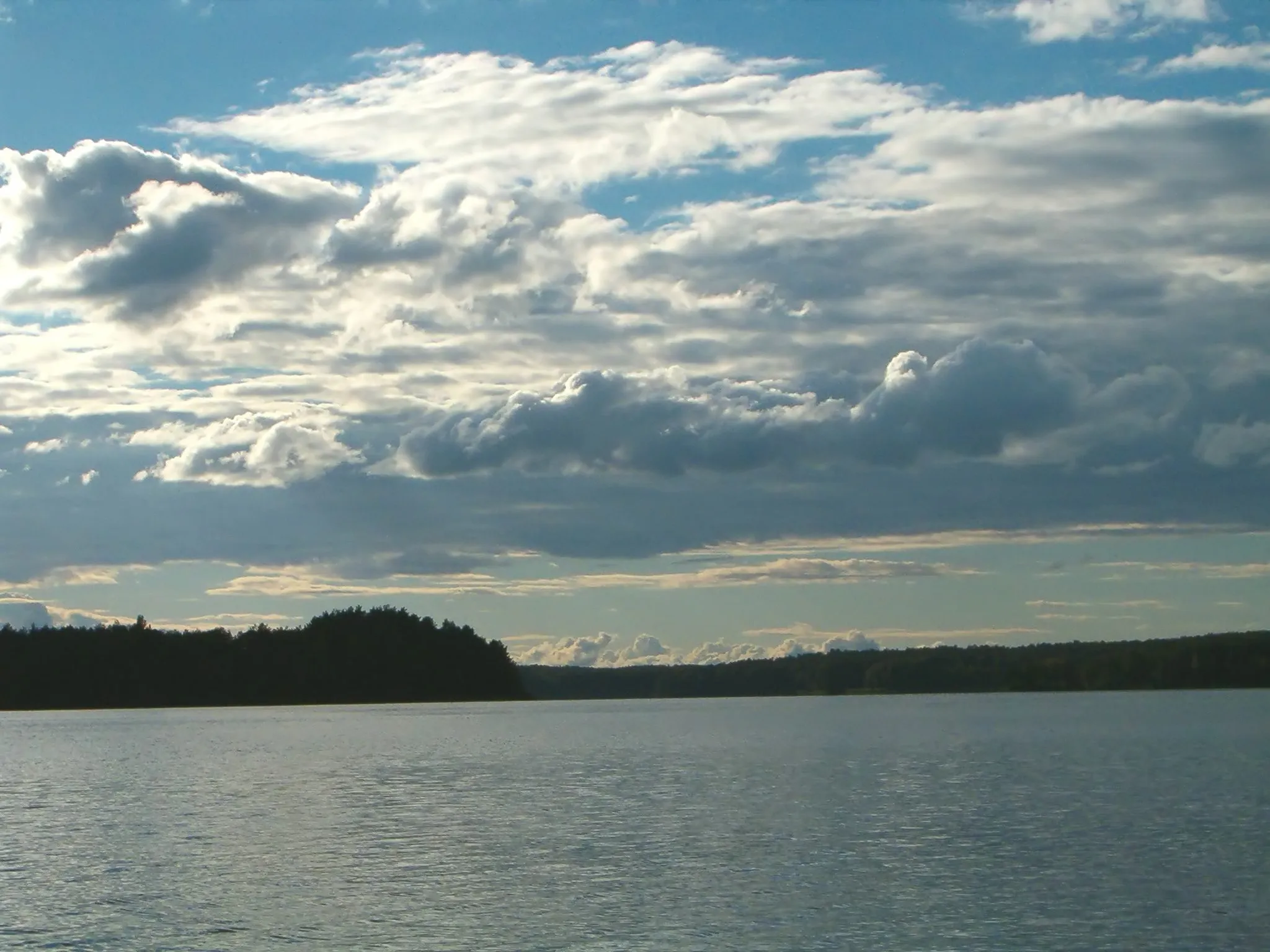 Photo showing: Clouds over Radolne Lake in Kashubia (Poland).