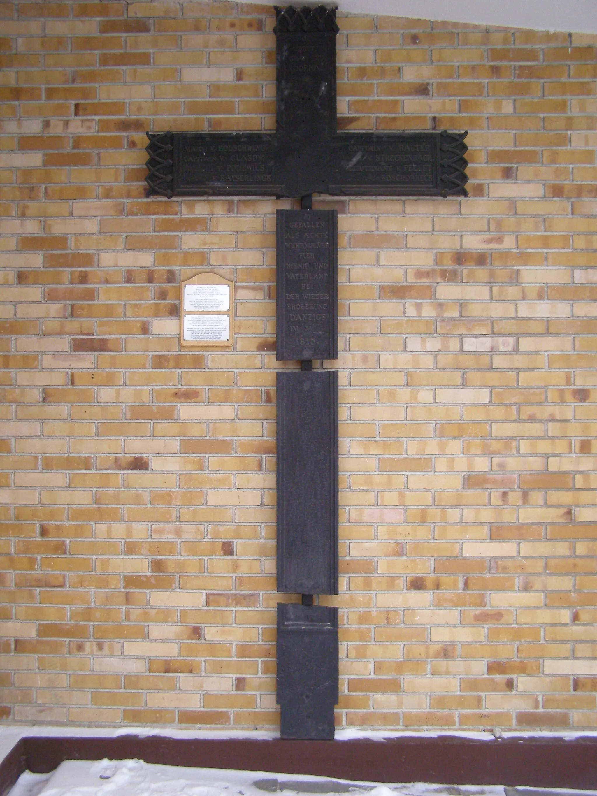 Photo showing: Gdańsk - 1817 memorial iron cross for the East Prussian Landwehr (Ostpreussische Landwehr) victims of the siege of Gdańsk in 1813 which stood on the Louise's Hill (Luisenberg) in Łostowice. In 1968 the cross has been destroyed. All the remains collected by the parish priest were embedded into the wall of the church in 2008.