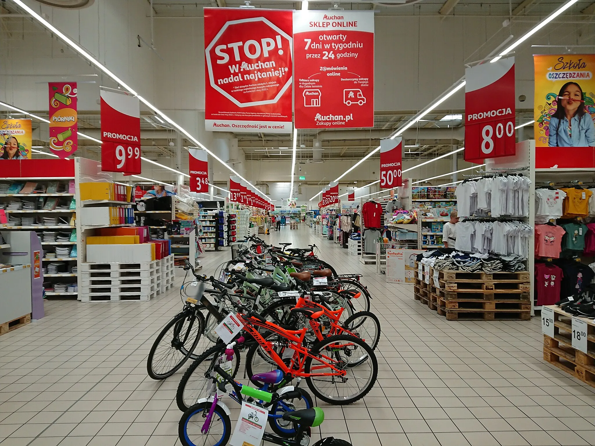 Photo showing: Interiors of Auchan superstore in Riviera Mall, Gdynia, Poland. Central aisle with some bicycles in the front.