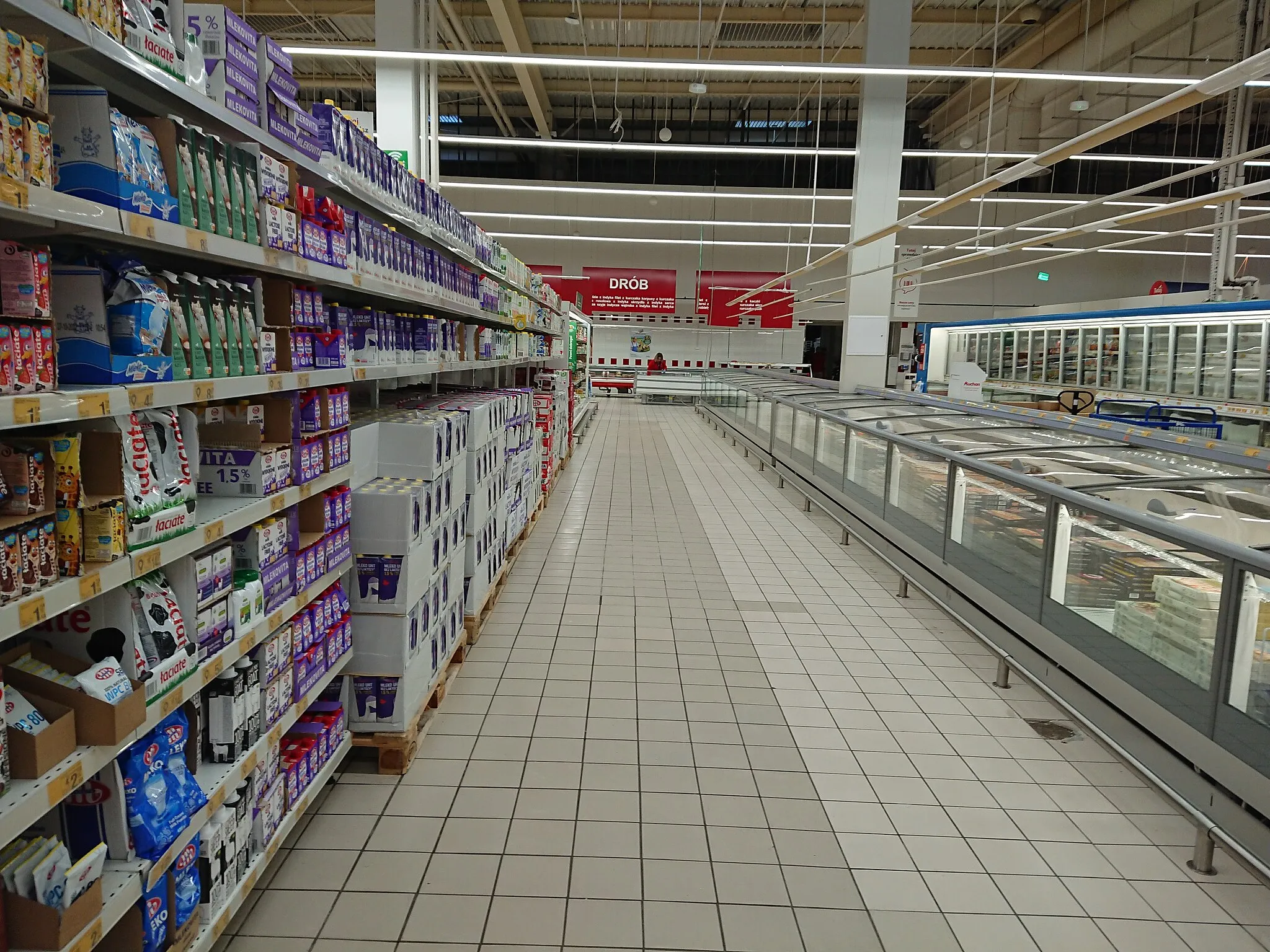 Photo showing: Interiors of Auchan superstore in Riviera Mall, Gdynia, Poland. UHT milk shelves on the left, freezers on the right.