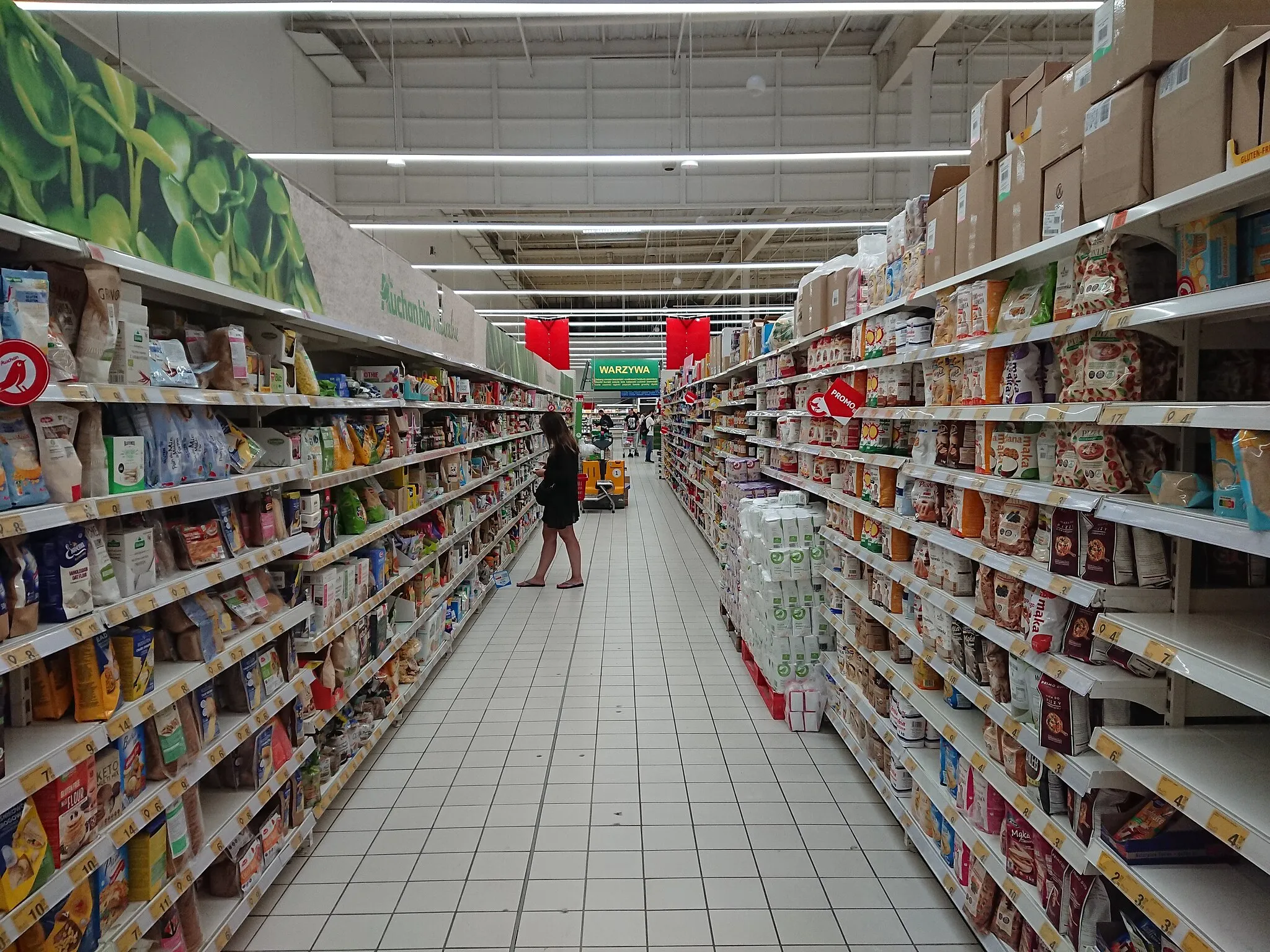 Photo showing: Interiors of Auchan superstore in Riviera Mall, Gdynia, Poland. Healthy food section.