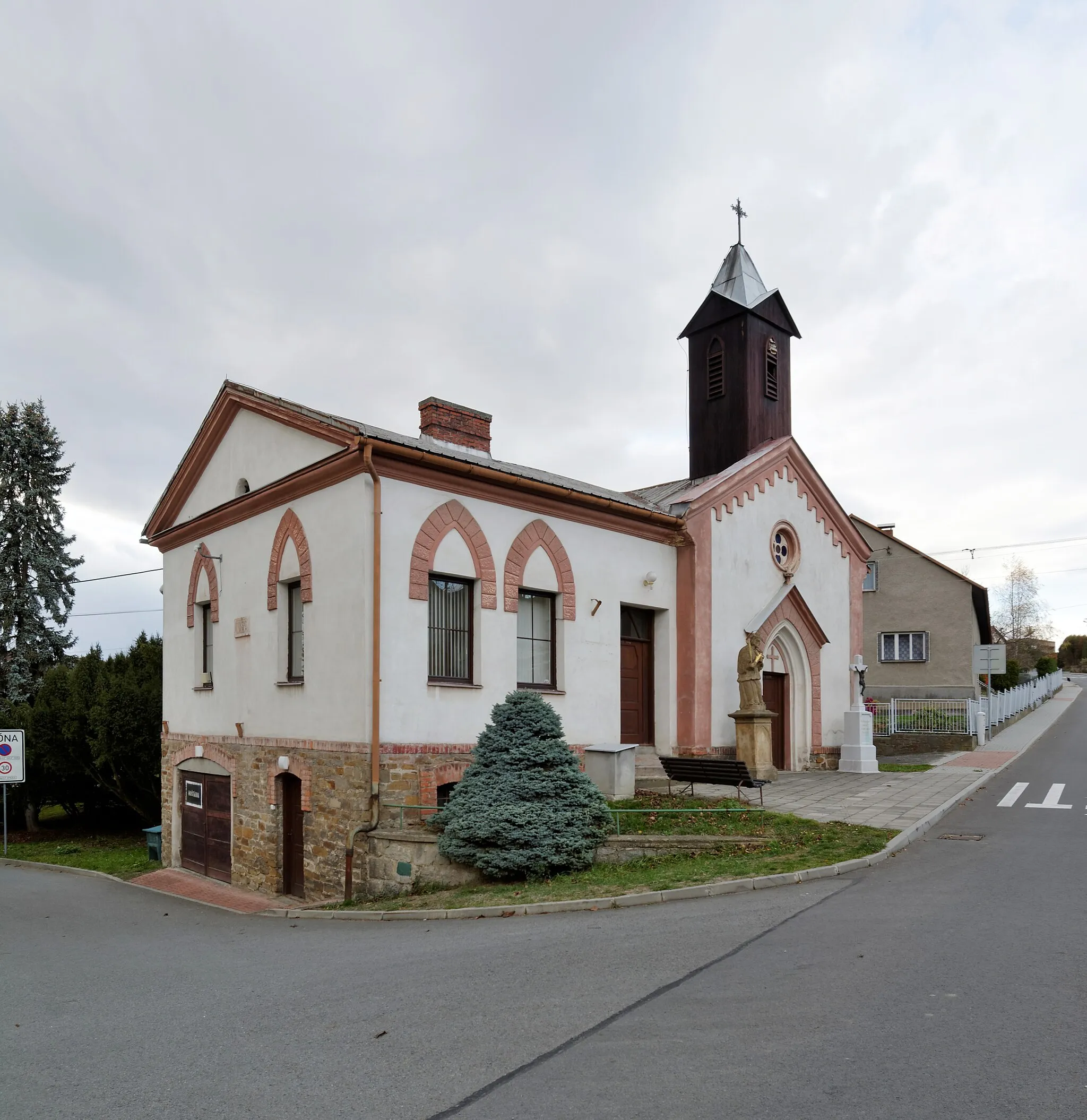 Photo showing: Starý obecní úřad v Dobroslavicích s kaplí svatého Jana Nepomuckého.