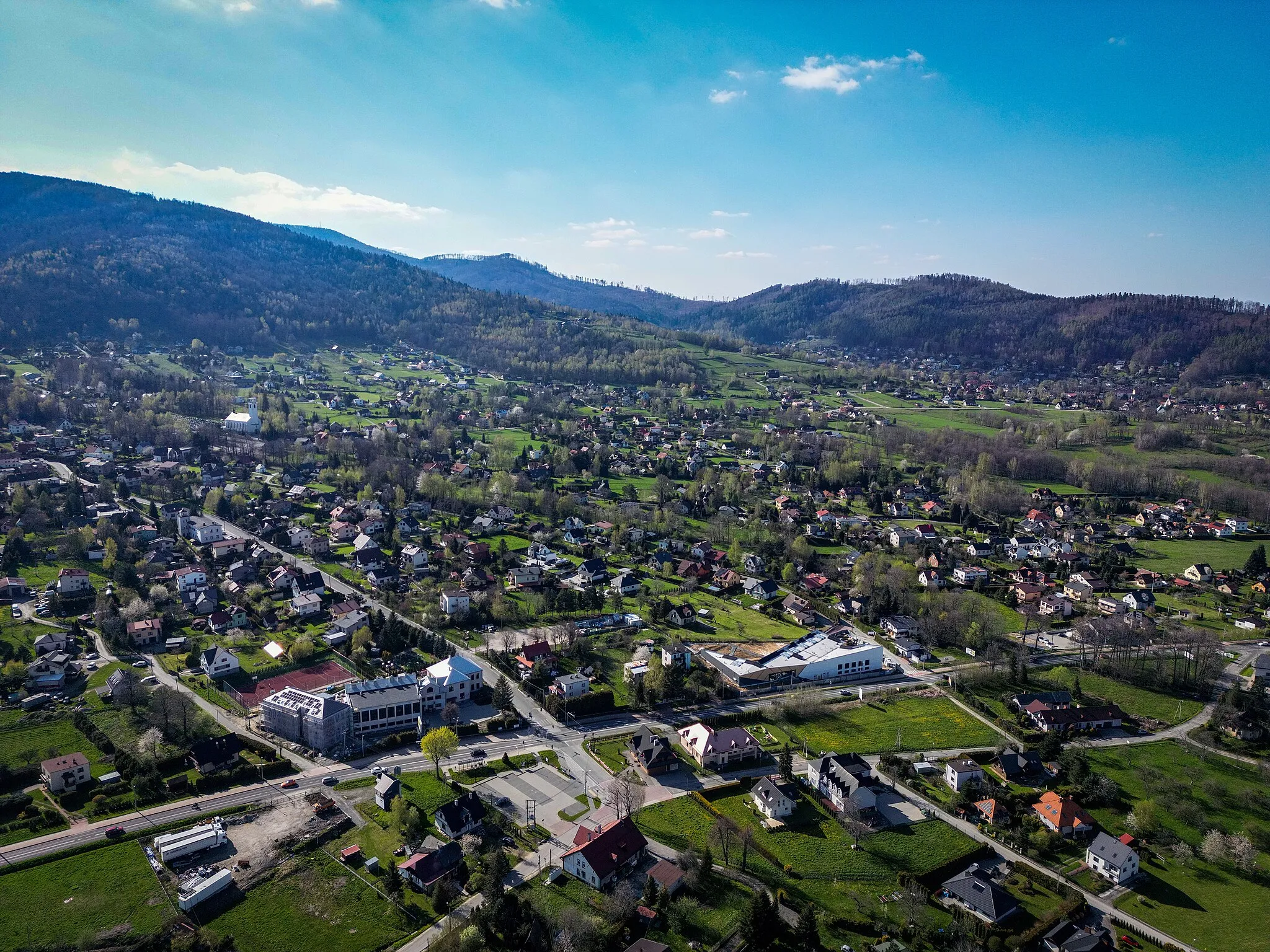Photo showing: Meszna (silesian) aerial view. At center part school and kindergarten, in a background Bystra village, Szyndzielnia and Kozia Góra mountain