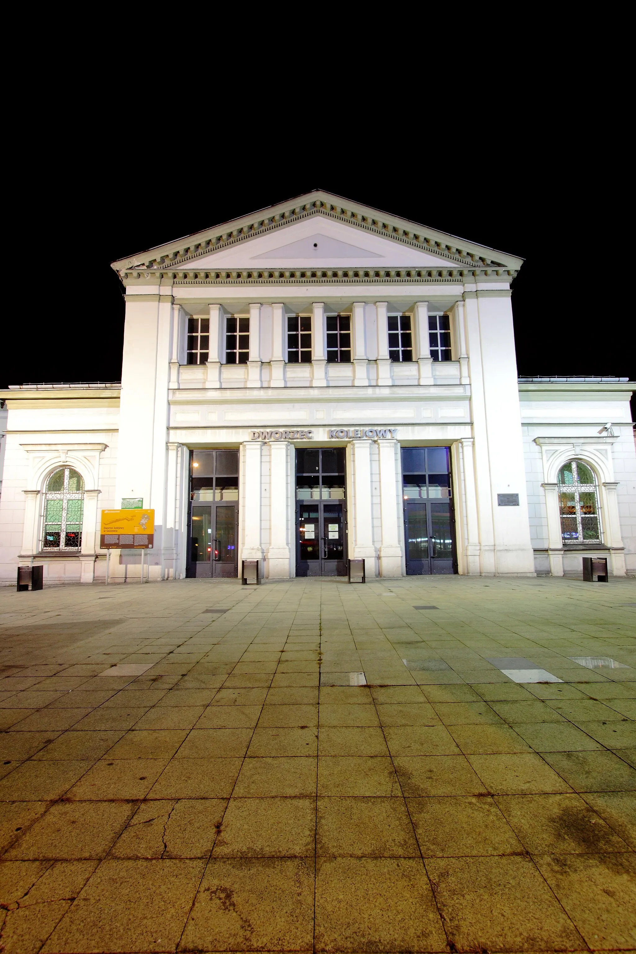 Photo showing: Zabytkowy budynek dworca w stylu neoklasycystycznym został zbudowany w 1859 r. jako jedna ze stacji Kolei Warszawsko-Wiedeńskiej (zabytek nr A/15/99)