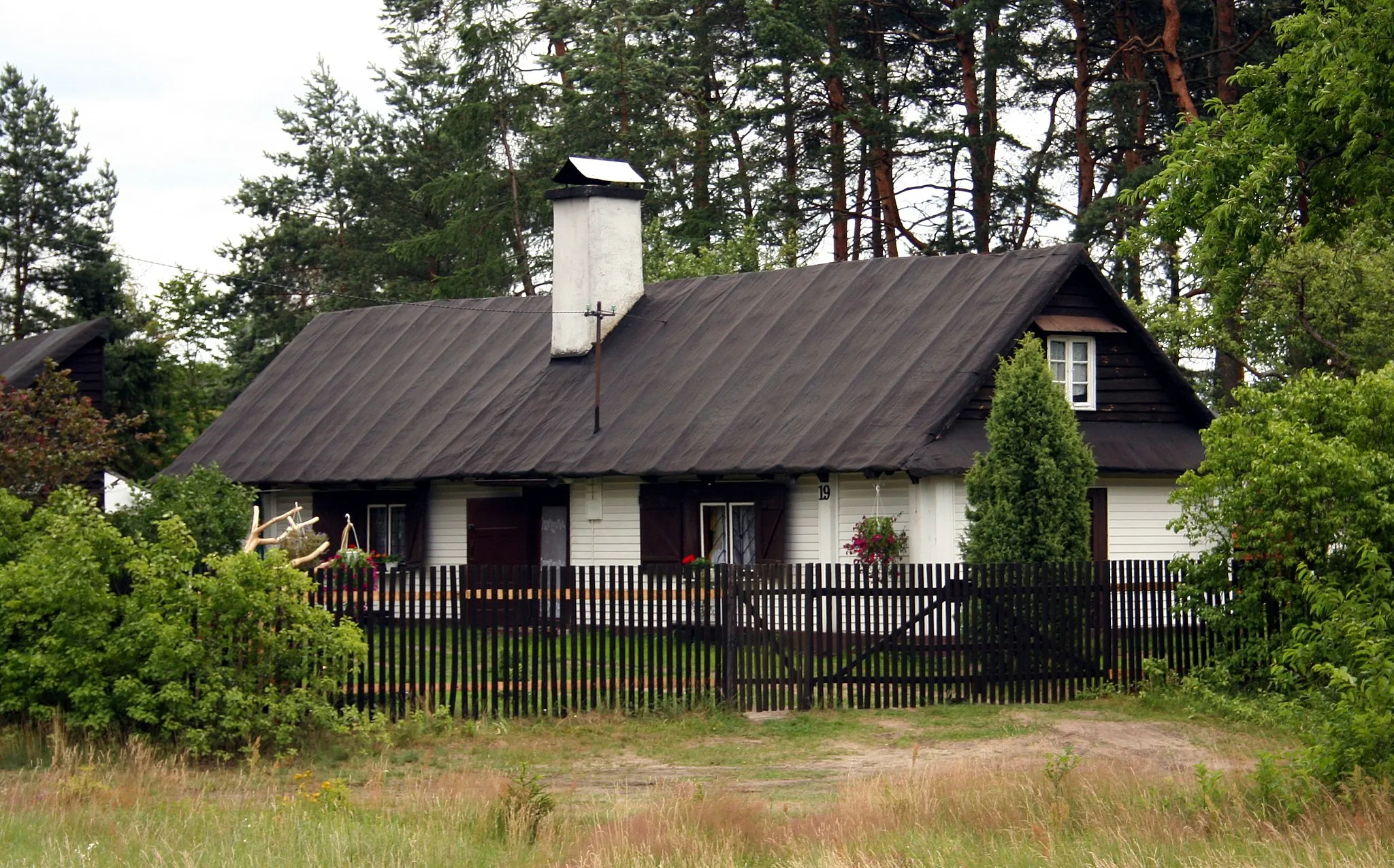 Photo showing: Budynek w Bruśku, powiat lubliniecki