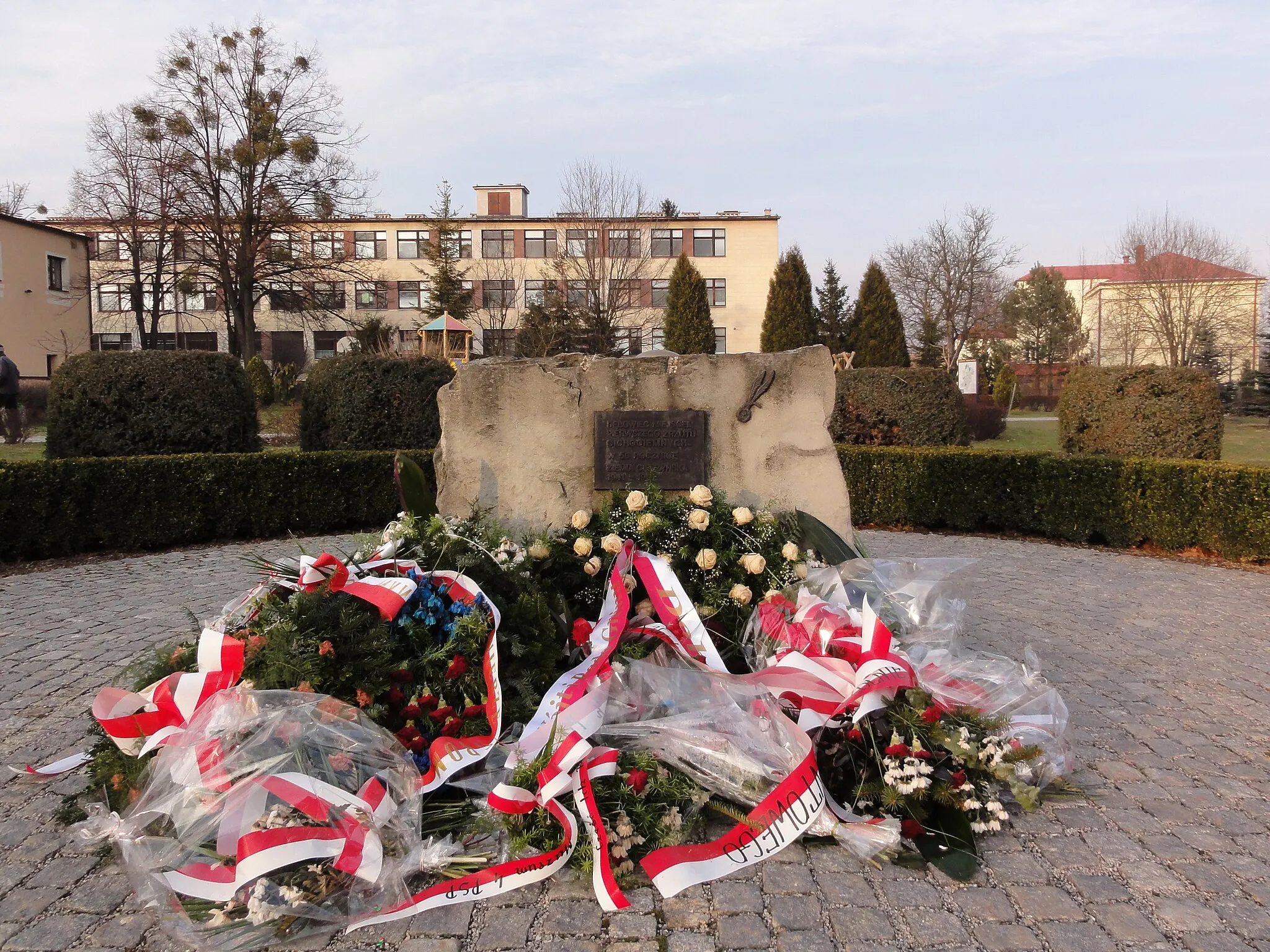 Photo showing: Pomnik Cichociemnych w Dębowcu obłożony kwiatami po 60. rocznicy zrzutu