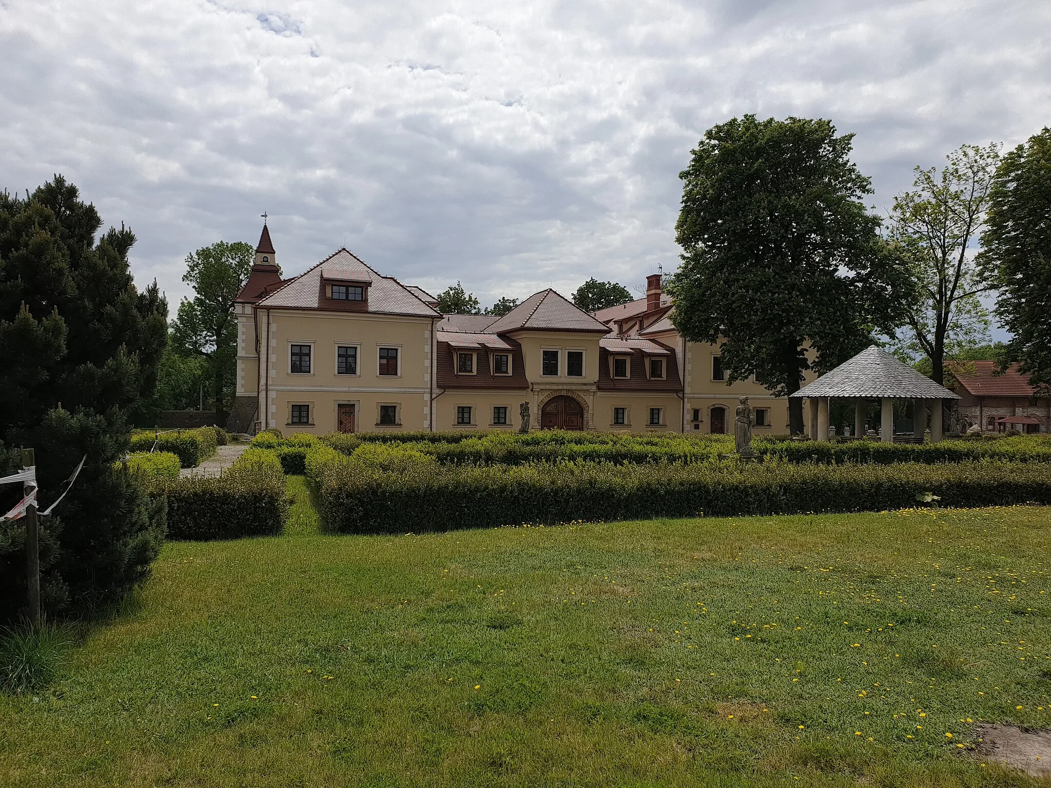 Photo showing: Tarnowice Stare Castle, Tarnowskie Góry, Silesian Voivodeship, Poland, May 2020