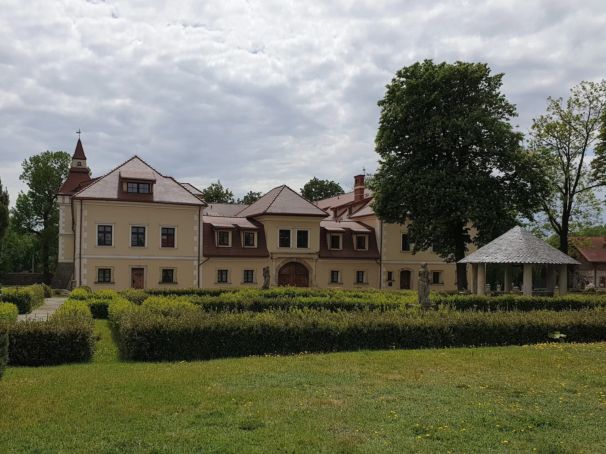 Photo showing: Tarnowice Stare Castle, Tarnowskie Góry, Silesian Voivodeship, Poland, May 2020