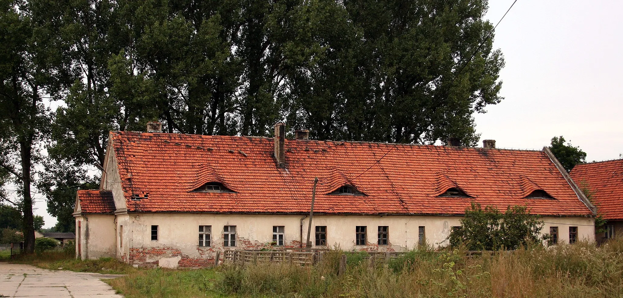 Photo showing: Fragment dawnych zabudowań folwarcznych w Hadrze, powiat lubliniecki