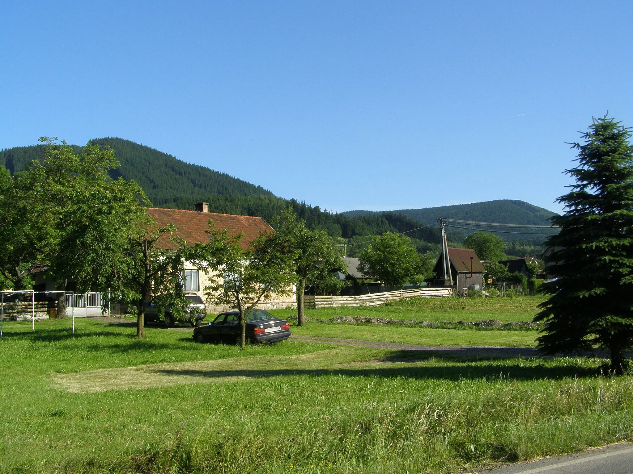 Photo showing: Lhotka, domy, v pozadí masiv Ondřejníku