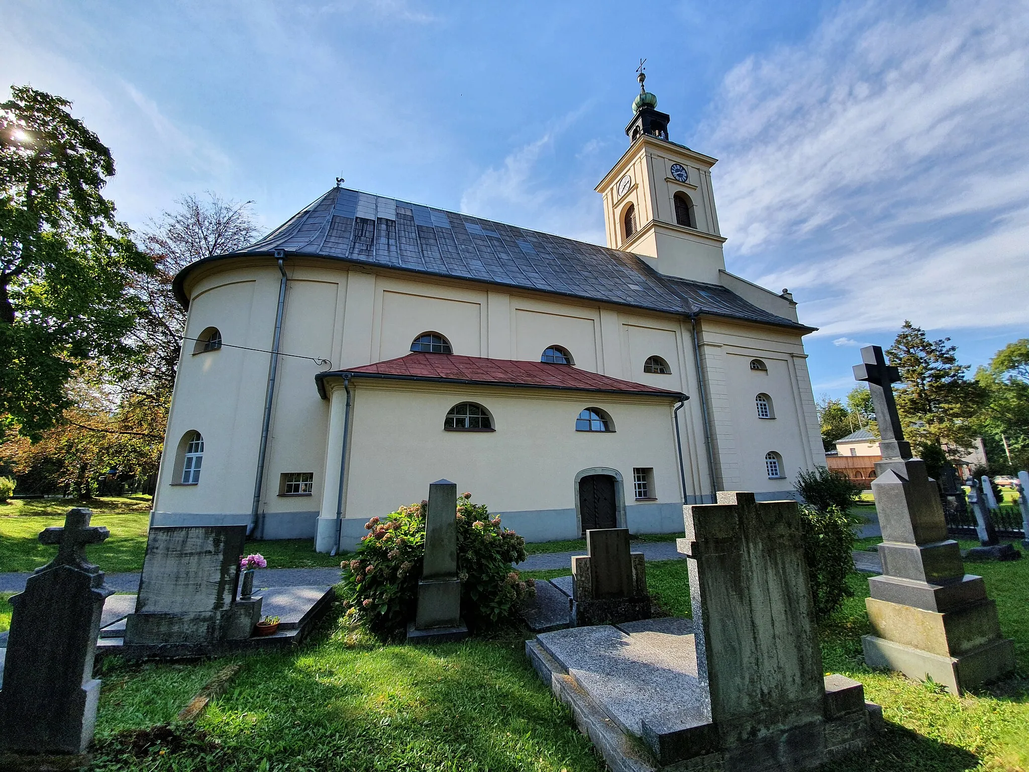 Photo showing: Toleranční kostel a starý evangelický hřbitov v Komorní Lhotce.