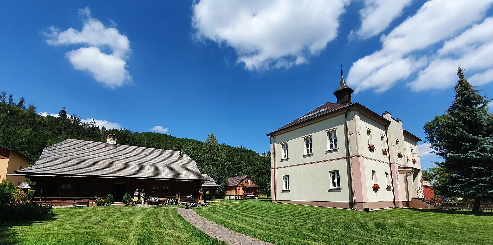 Photo showing: Dolní Lomná. Lomňanské museum, umístěné v replice původní dřevěné školy, a současná základní škola s polským jazykem vyučovacím.