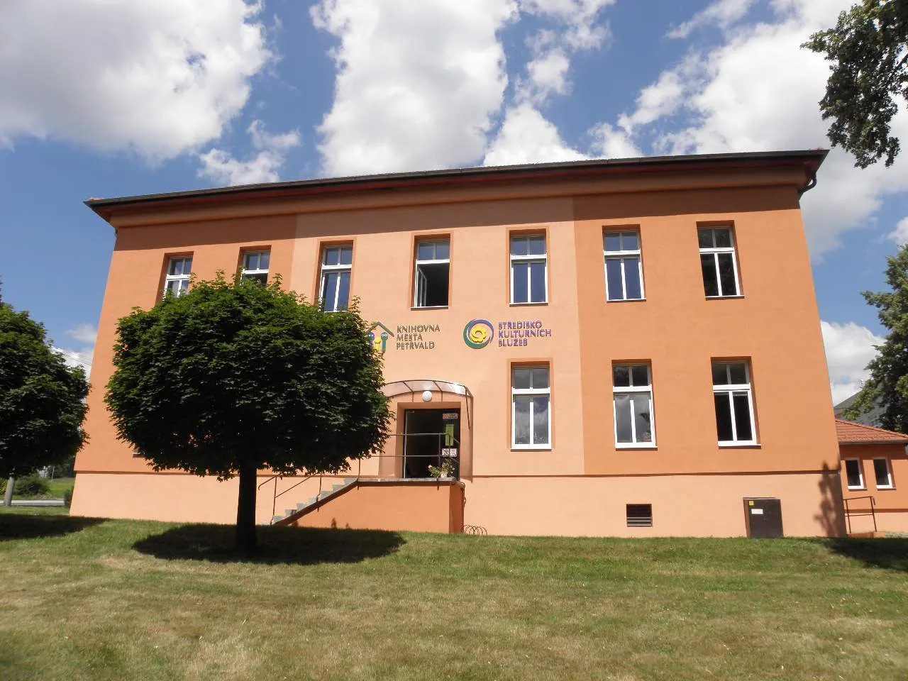 Photo showing: Budova Střediska kulturních služeb a Knihovny města Petřvald, K Muzeu čp. 150. Knihovna sídlí v 1. patře budovy.