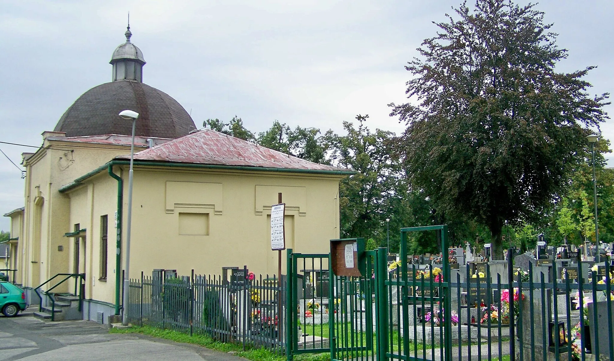 Photo showing: Obřadní síň se hřbitovem.