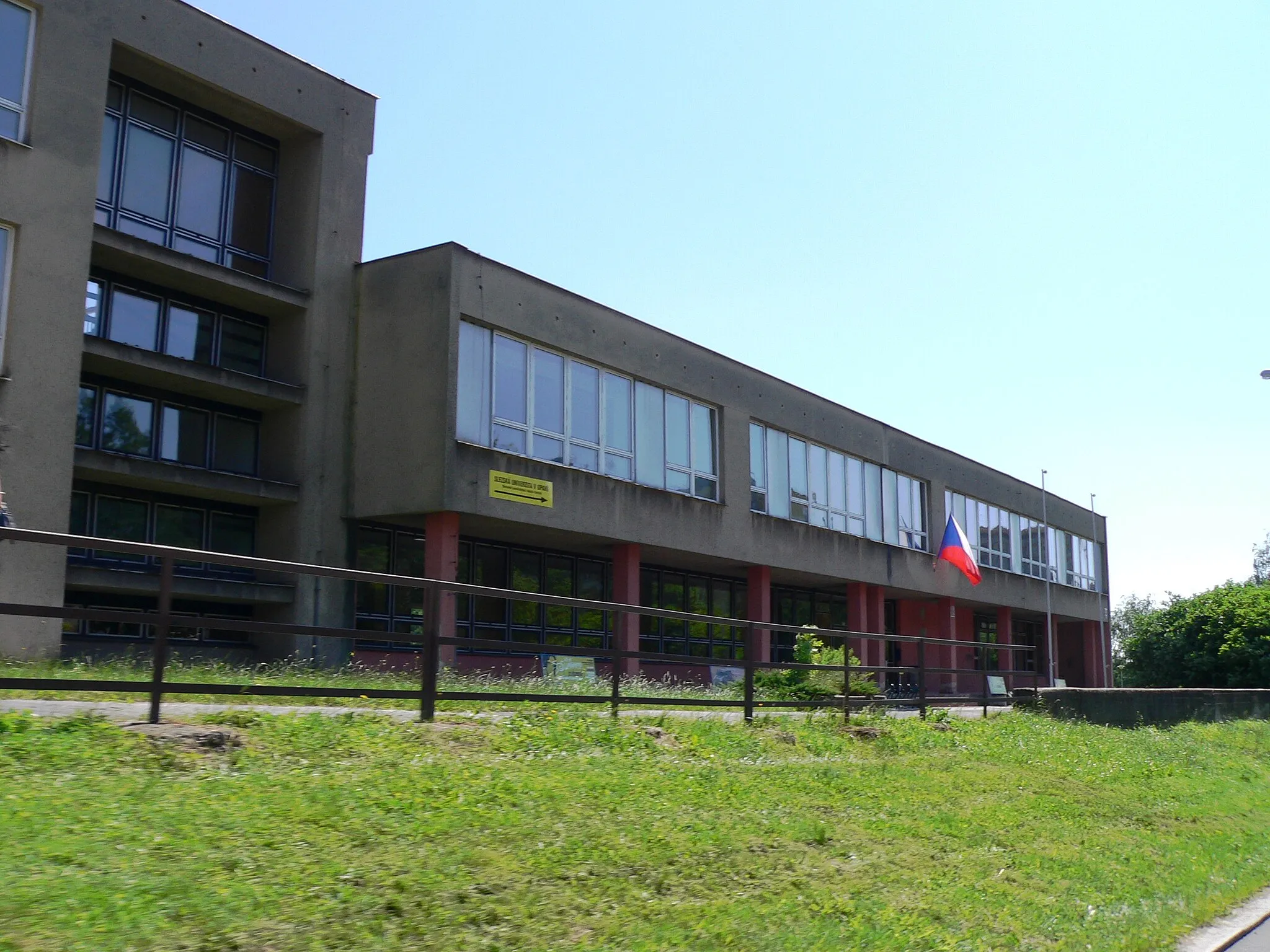 Photo showing: Jedna z budov Obchodně podnikatelské fakulty Slezské univerzity, Karviná-Hranice.