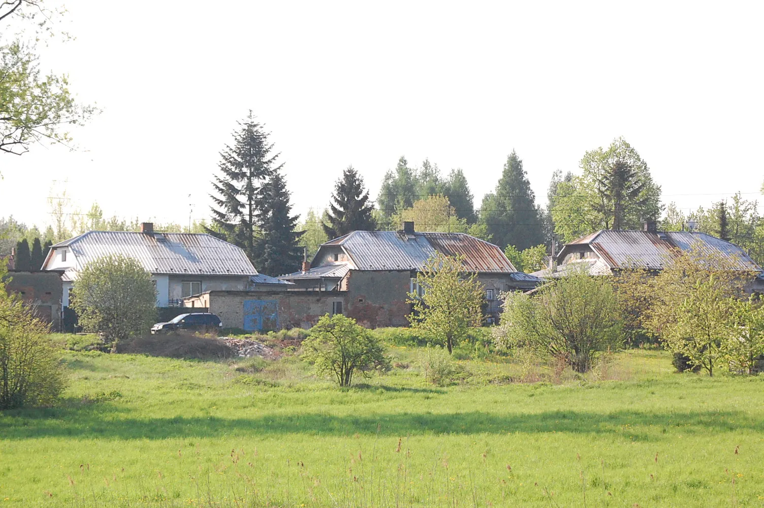 Photo showing: Doubrava (Karviná)Nová (Bílá) kolonie, pohled na kolonii zezadu. Jsou vidět zděné budovy, které sloužily k uskladnění uhlí a dřeva, hospodářského nářadí ap.