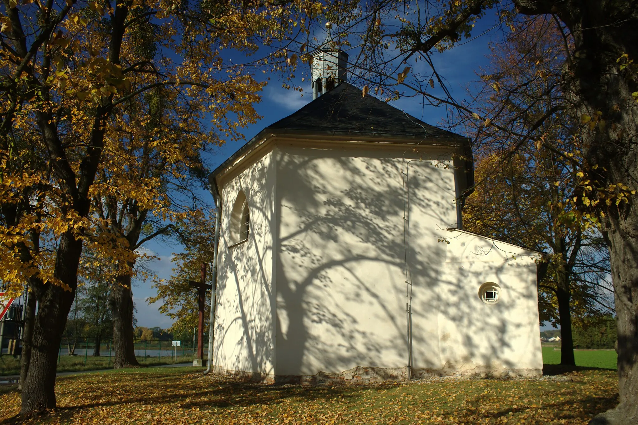 Photo showing: A chapel at the northern edge of the town of Štítina, Moravian-Silesian Region, CZ