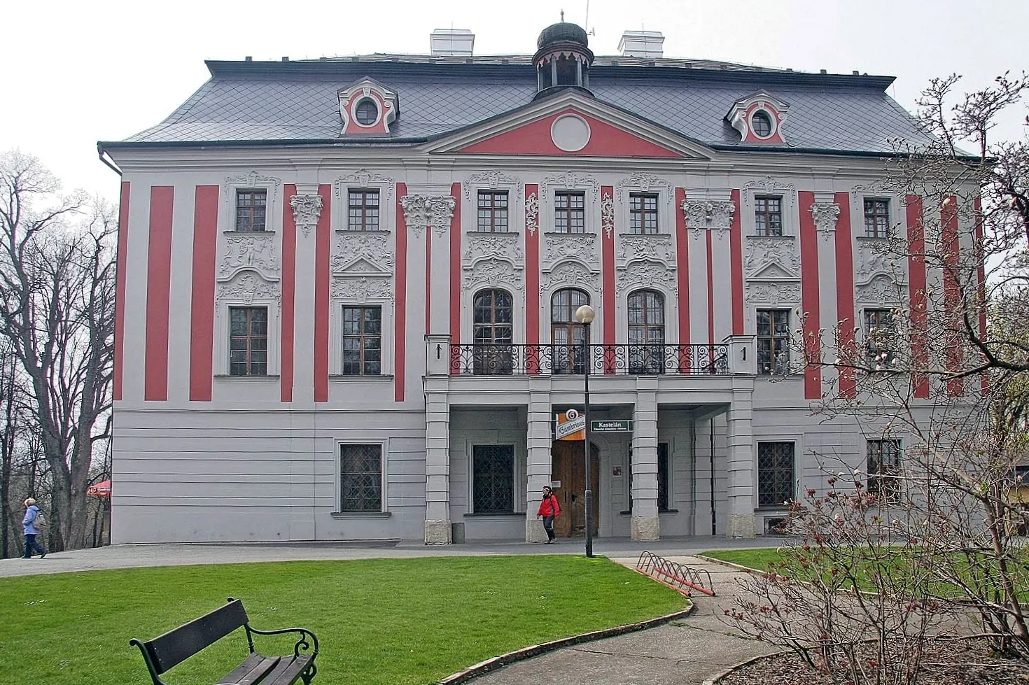 Photo showing: 16th century château in classical Baroque-Rococo character, a former estate and residence of the Moravian-Bohemian Counts of Chorinsky Barons of Ledske dynasty, in Velké Hoštice, district Opava, Czech Republic