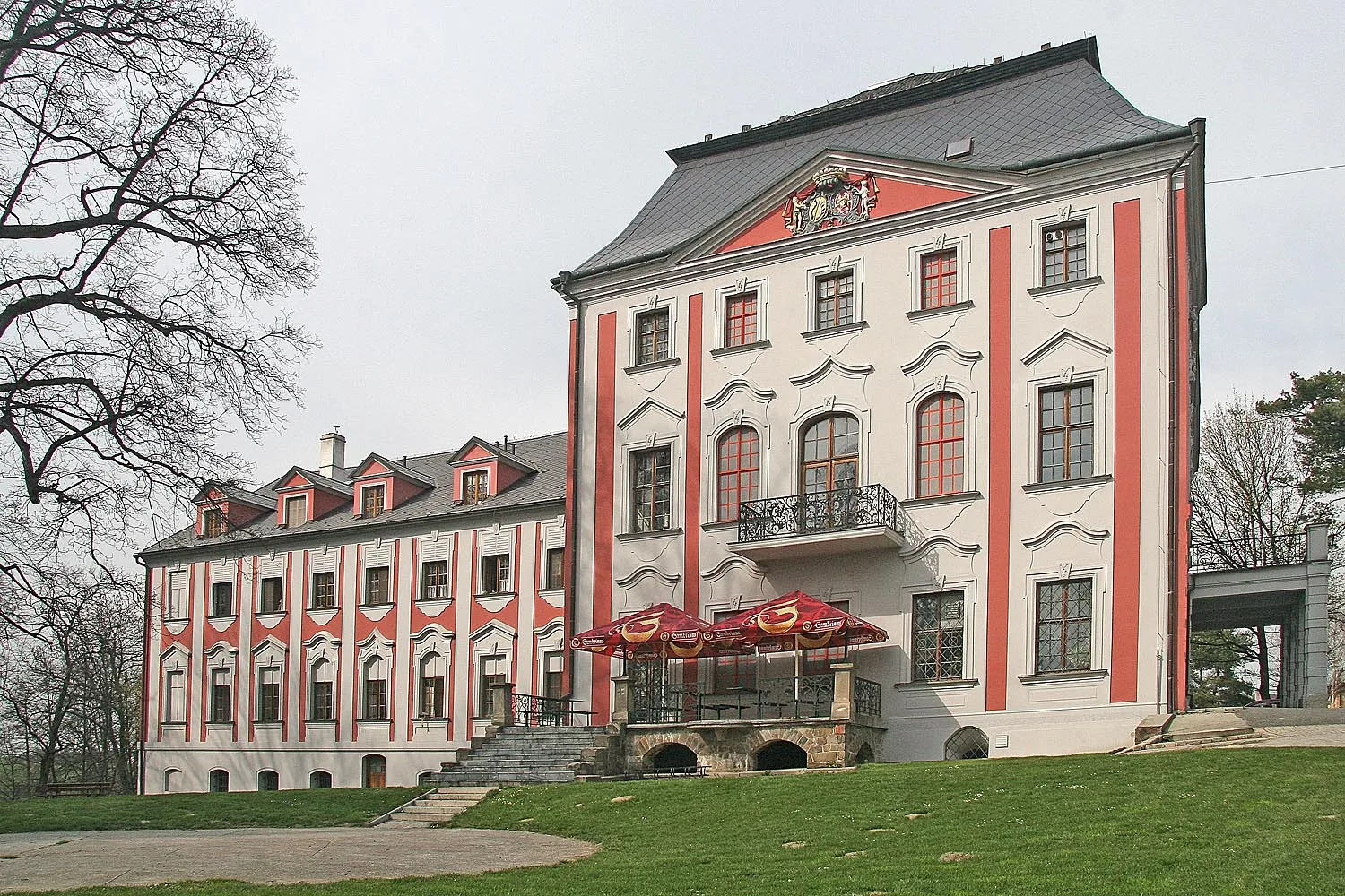 Photo showing: 16th century château in classical Baroque-Rococo character, a former estate and residence of the Moravian-Bohemian Counts of Chorinsky Barons of Ledske dynasty, in Velké Hoštice, district Opava, Czech Republic