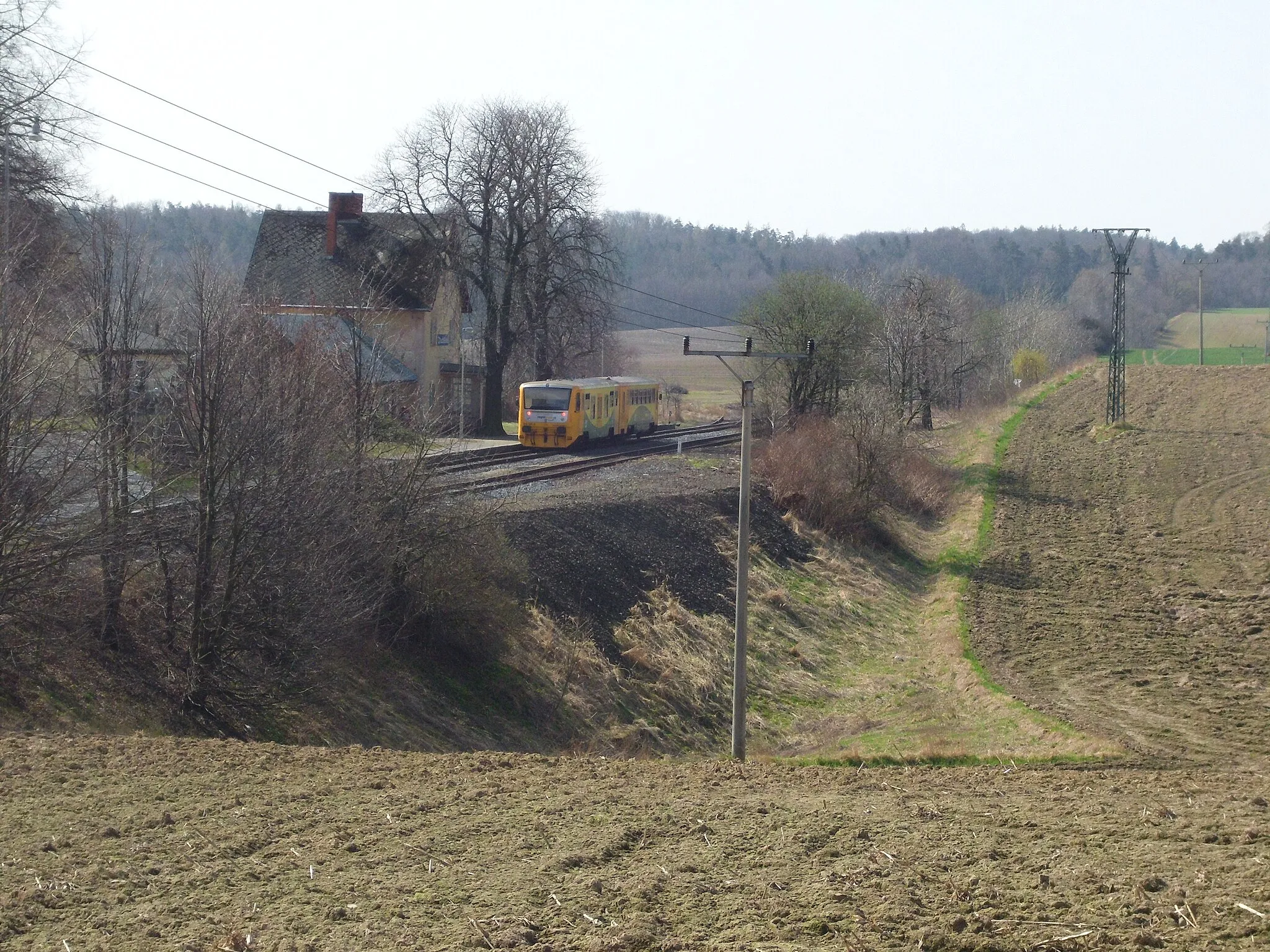 Photo showing: Train station in Chuchelná, Czech Republic, with a Regionova (914 121-9) diesel railcar on a regular passenger train.