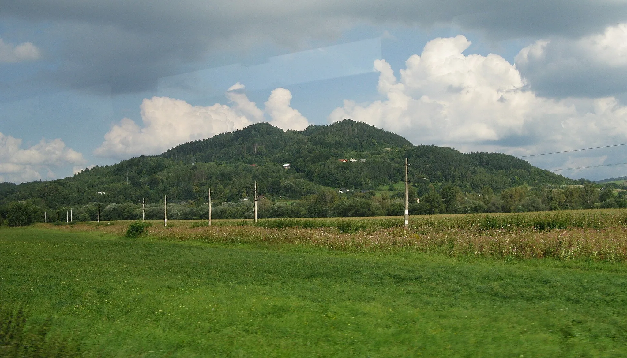 Photo showing: Góra Grojec w Beskidzie Żywieckim, widok z okna pociągu.