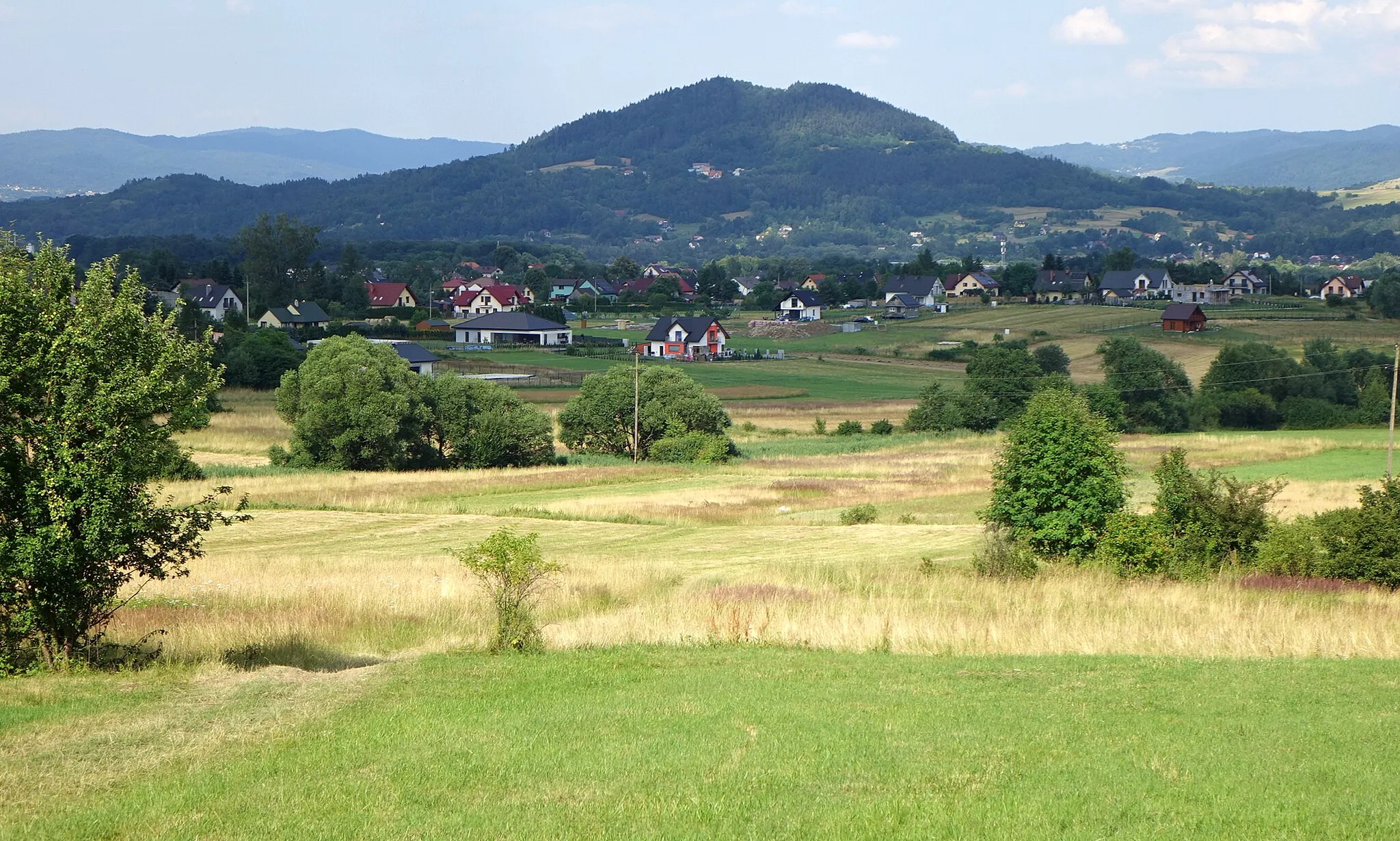 Photo showing: Kotlina Żywiecka i Grojec. Widok ze wsi Radziechowy